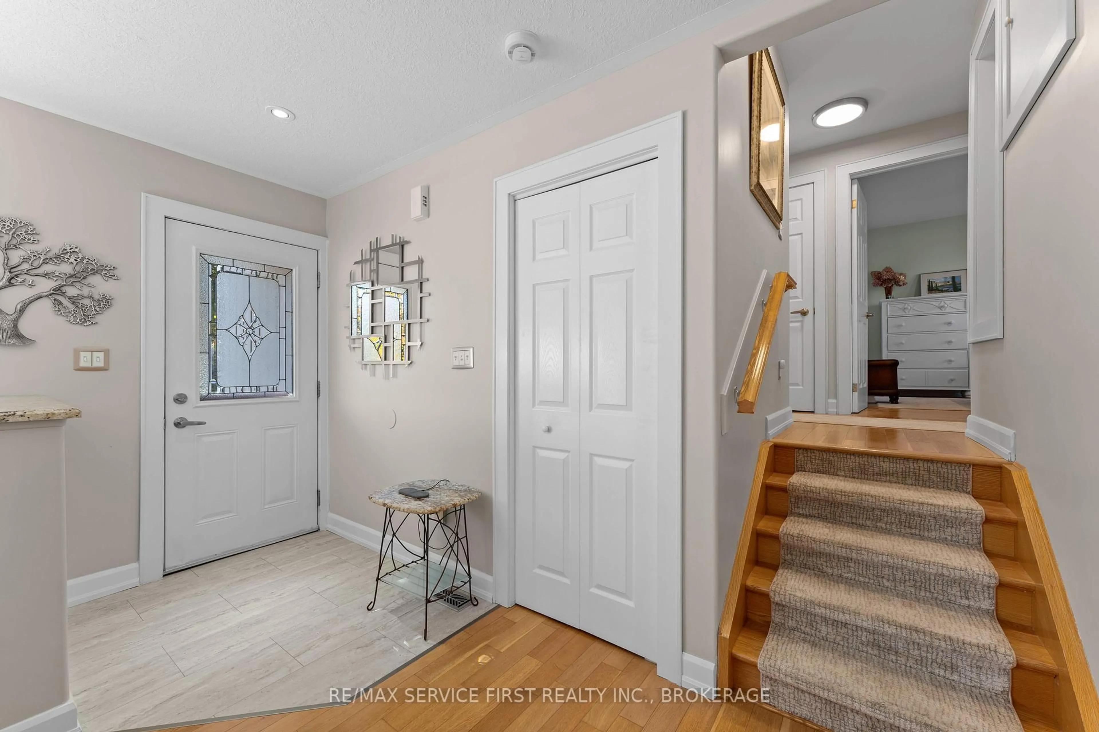 Indoor entryway for 998 Woodbine Rd, Kingston Ontario K7P 2V9