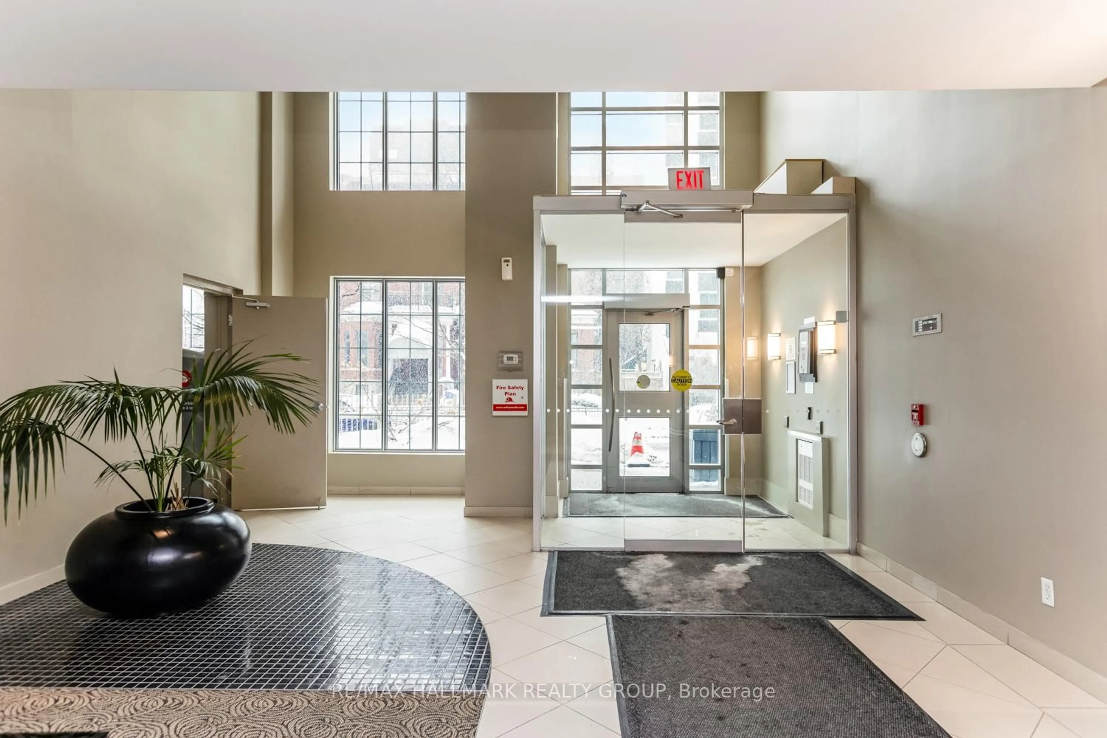 Indoor foyer for 138 Somerset St #502, Ottawa Ontario K2P 0A3
