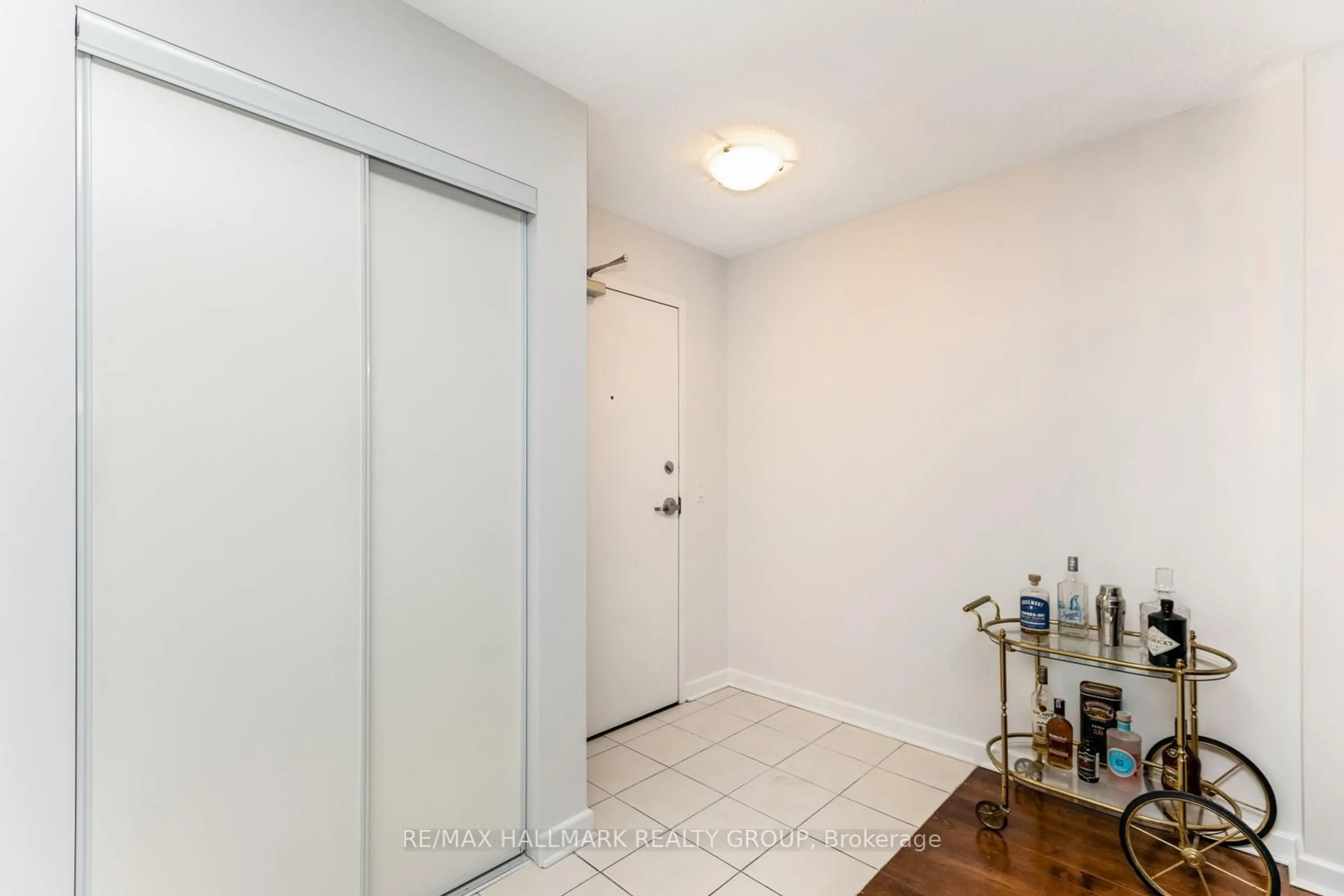 Indoor entryway for 138 Somerset St #502, Ottawa Ontario K2P 0A3