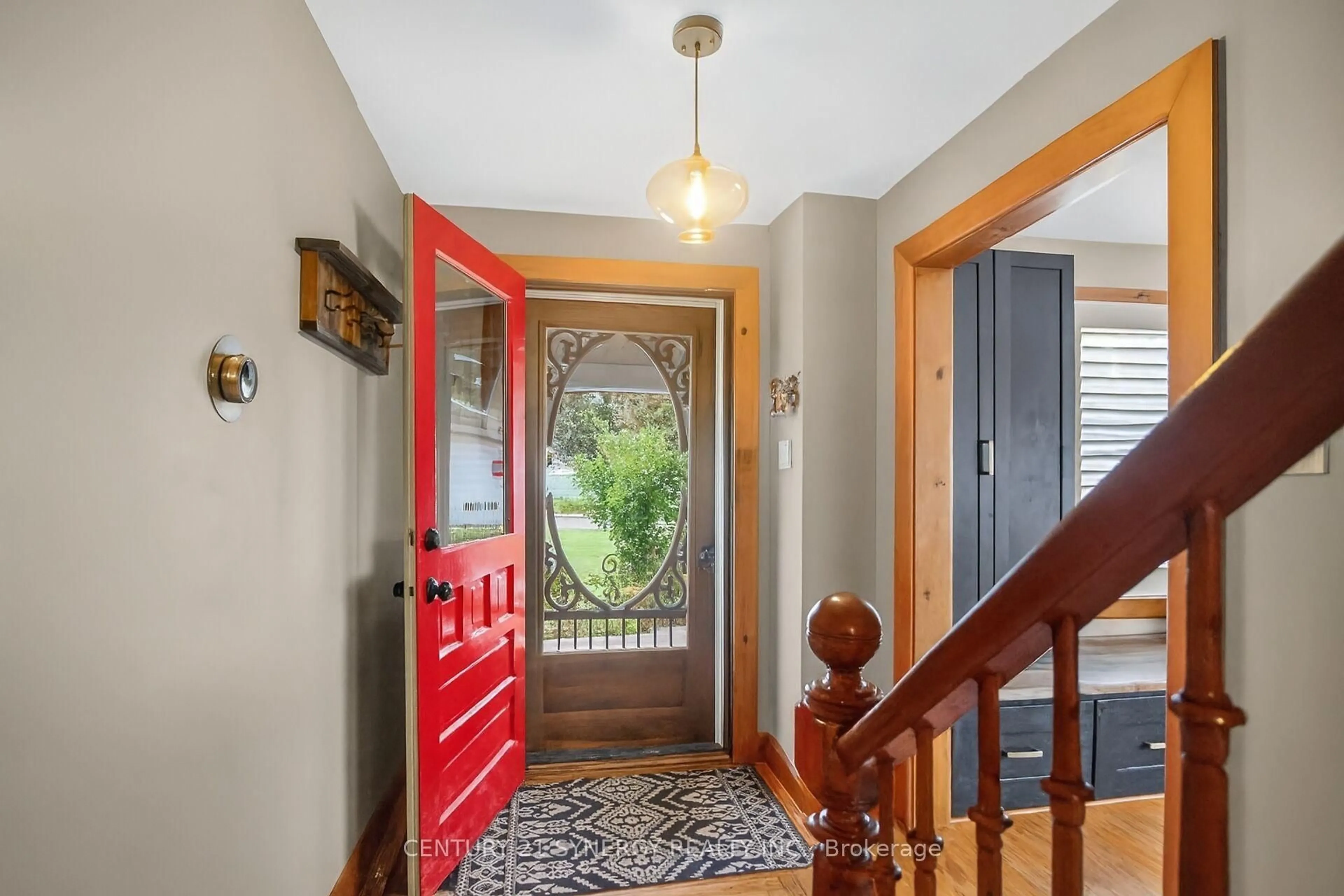 Indoor foyer for 103 Queen Charlotte St, Richmond Ontario K0A 2Z0