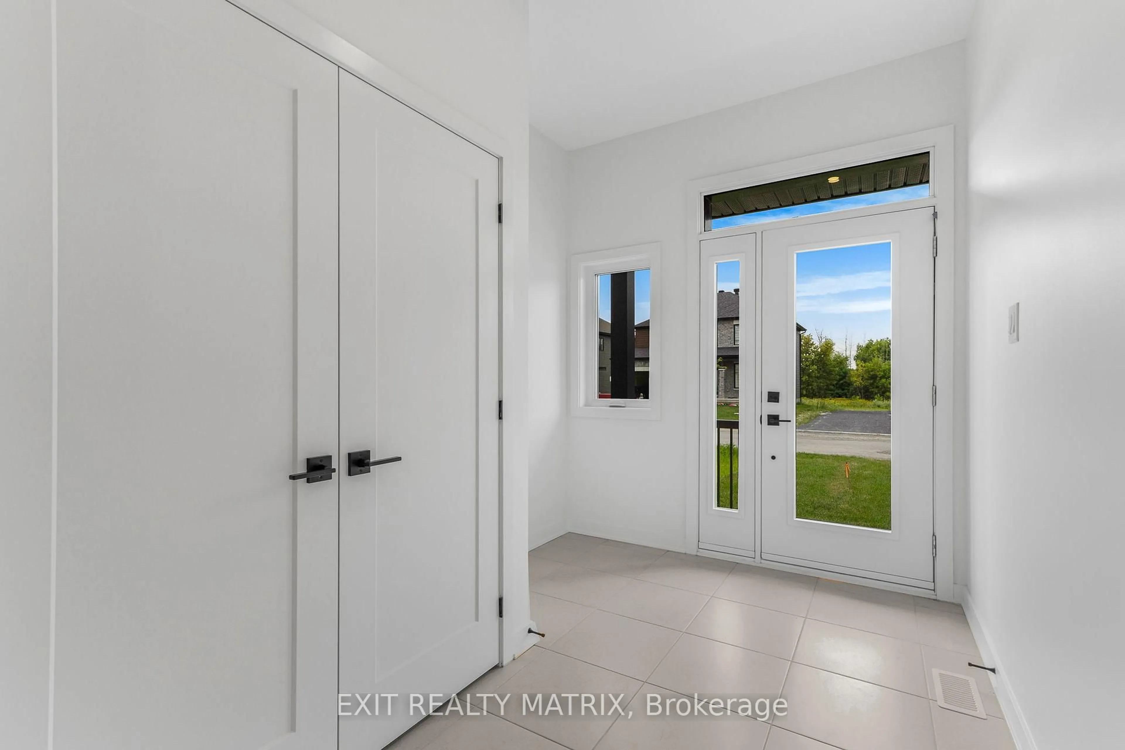 Indoor entryway for 937 Cologne St, Russell Ontario K0A 1W0