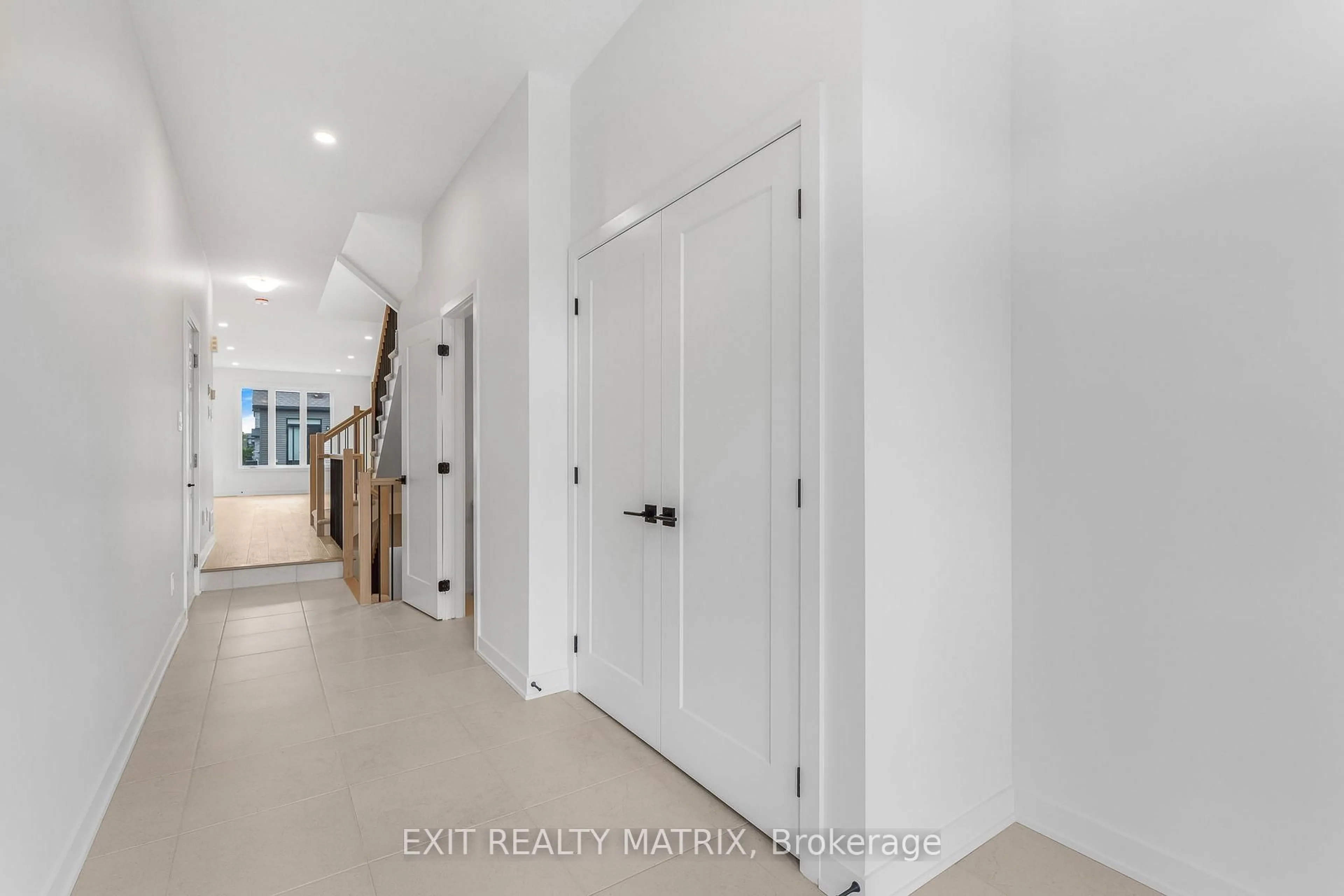 Indoor entryway for 937 Cologne St, Russell Ontario K0A 1W0