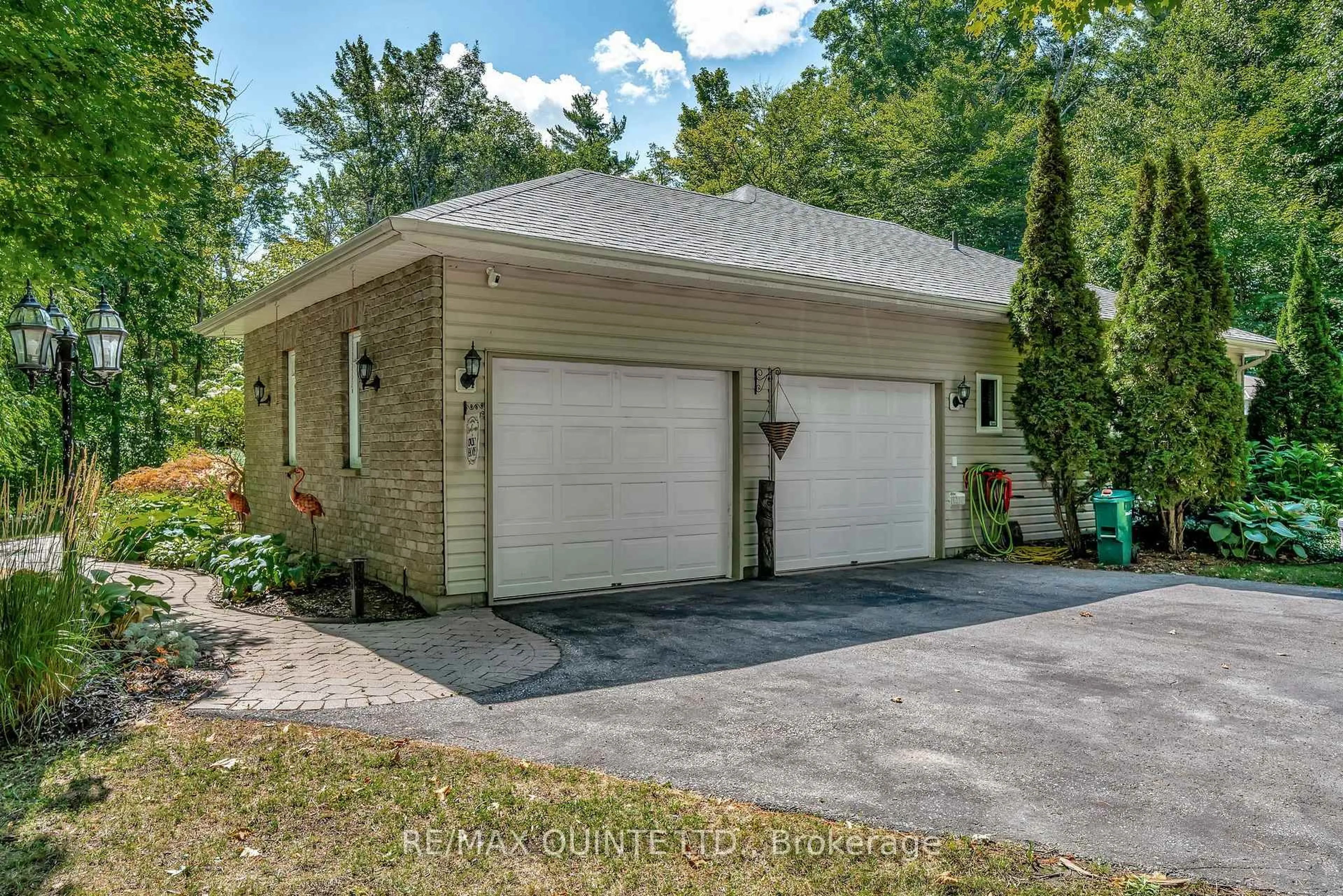 Indoor garage for 291 Colonial Dr, Ingleside Ontario K8V 5P4