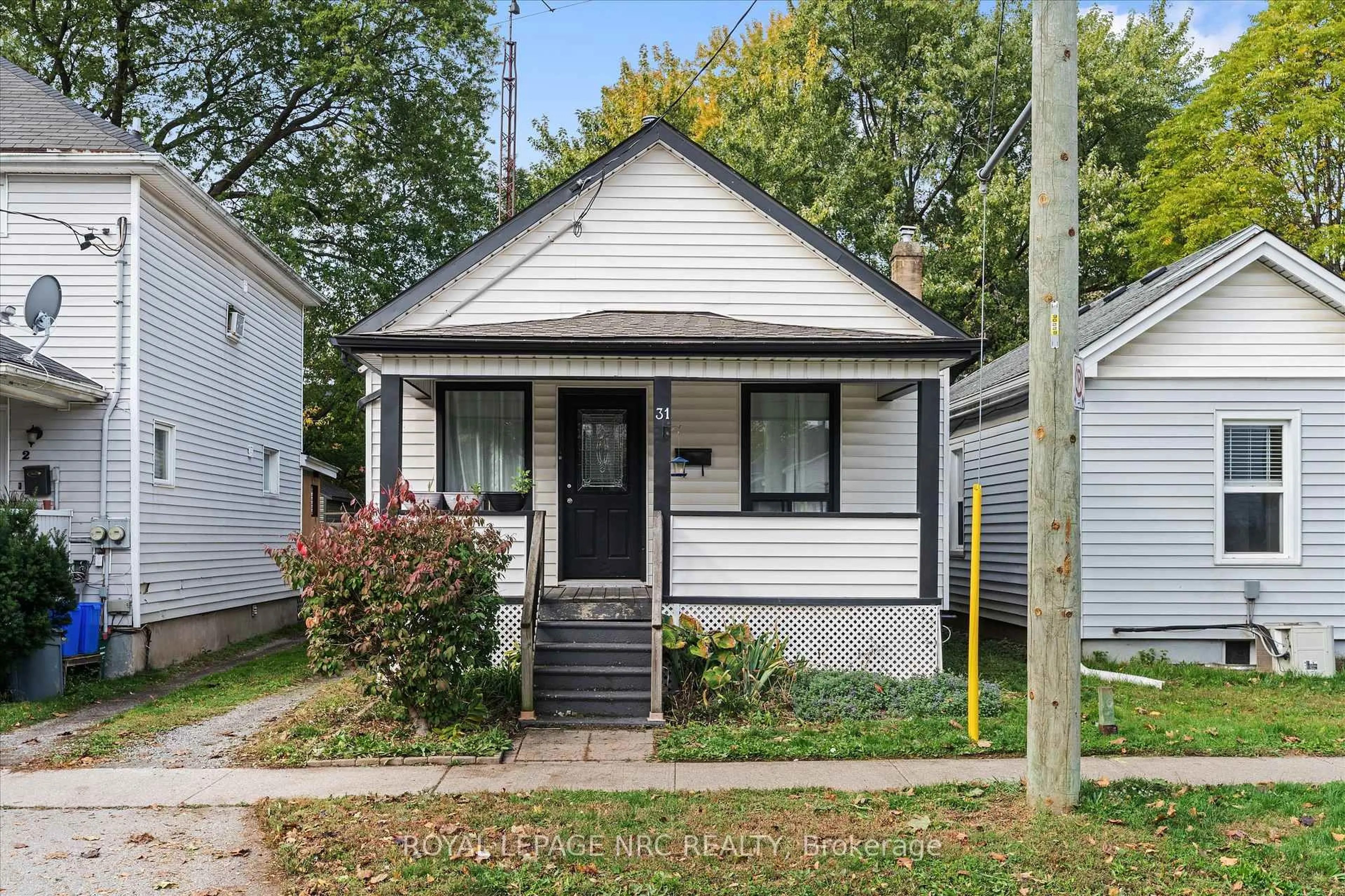 Home with vinyl exterior material, street for 31 Rodman St, St. Catharines Ontario L2R 5C9