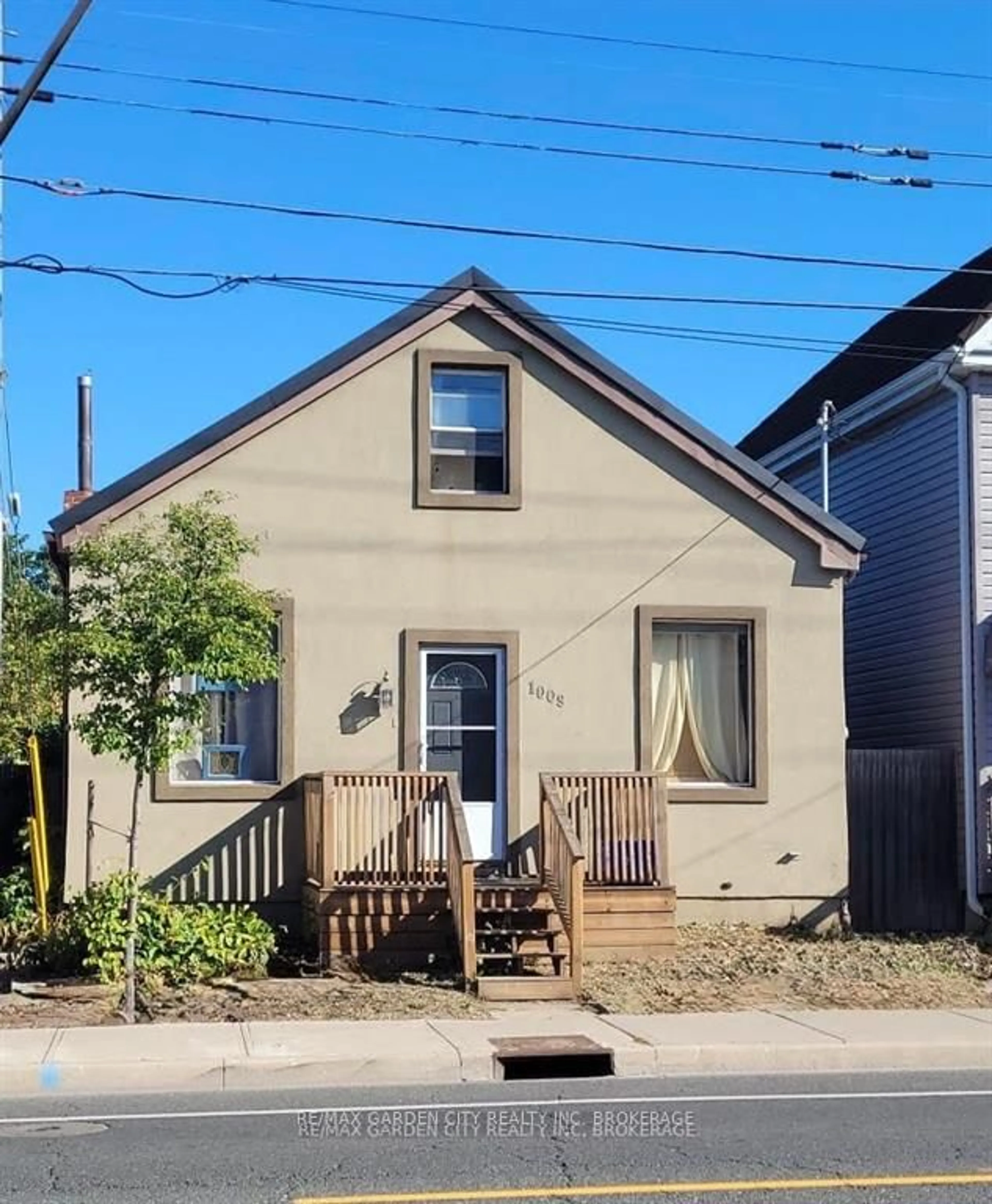 Home with vinyl exterior material, street for 1009 Cannon St, Hamilton Ontario L8L 2H4