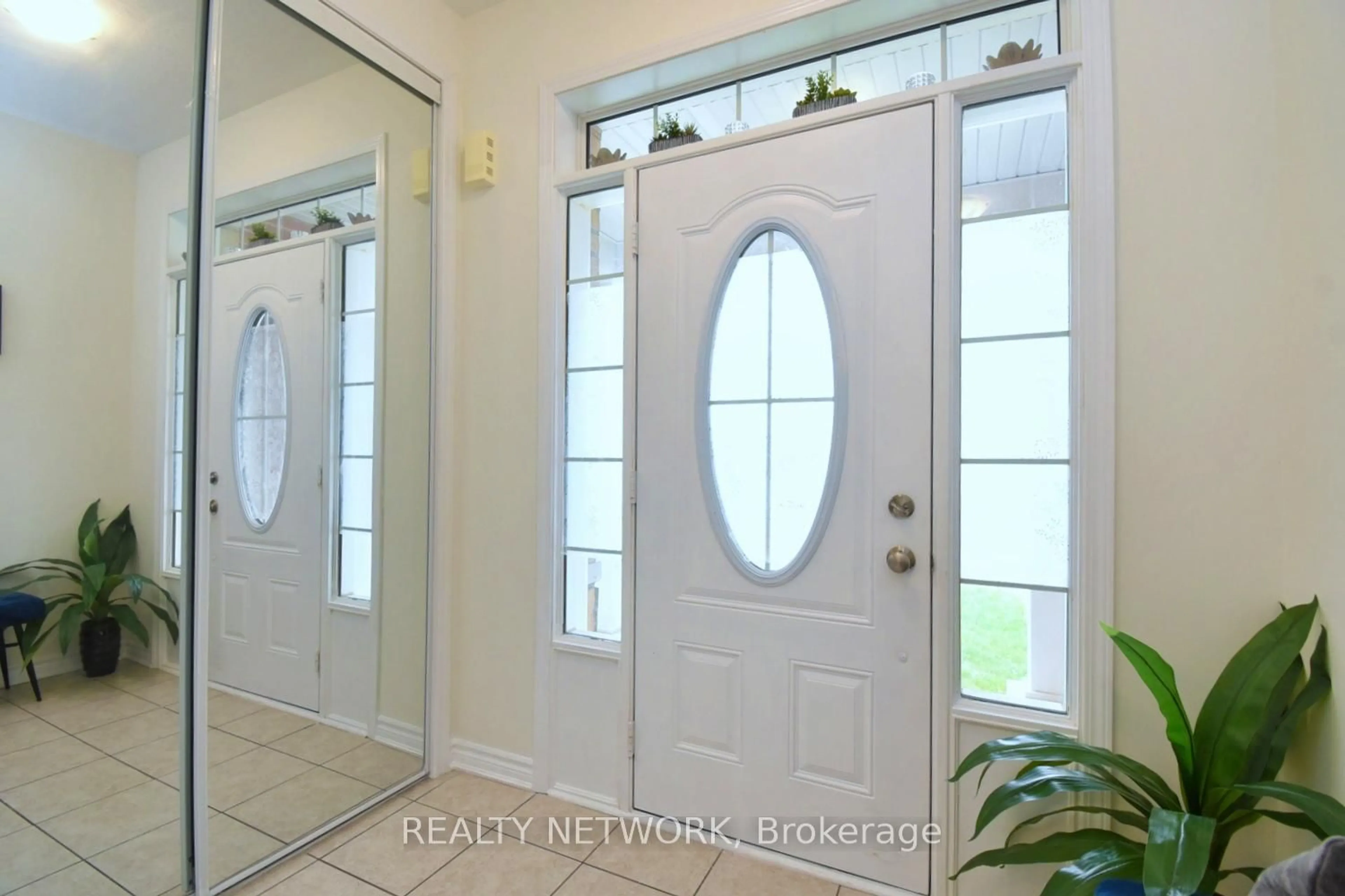 Indoor entryway for 56 Forest Ridge Dr, Hamilton Ontario L8B 1V4