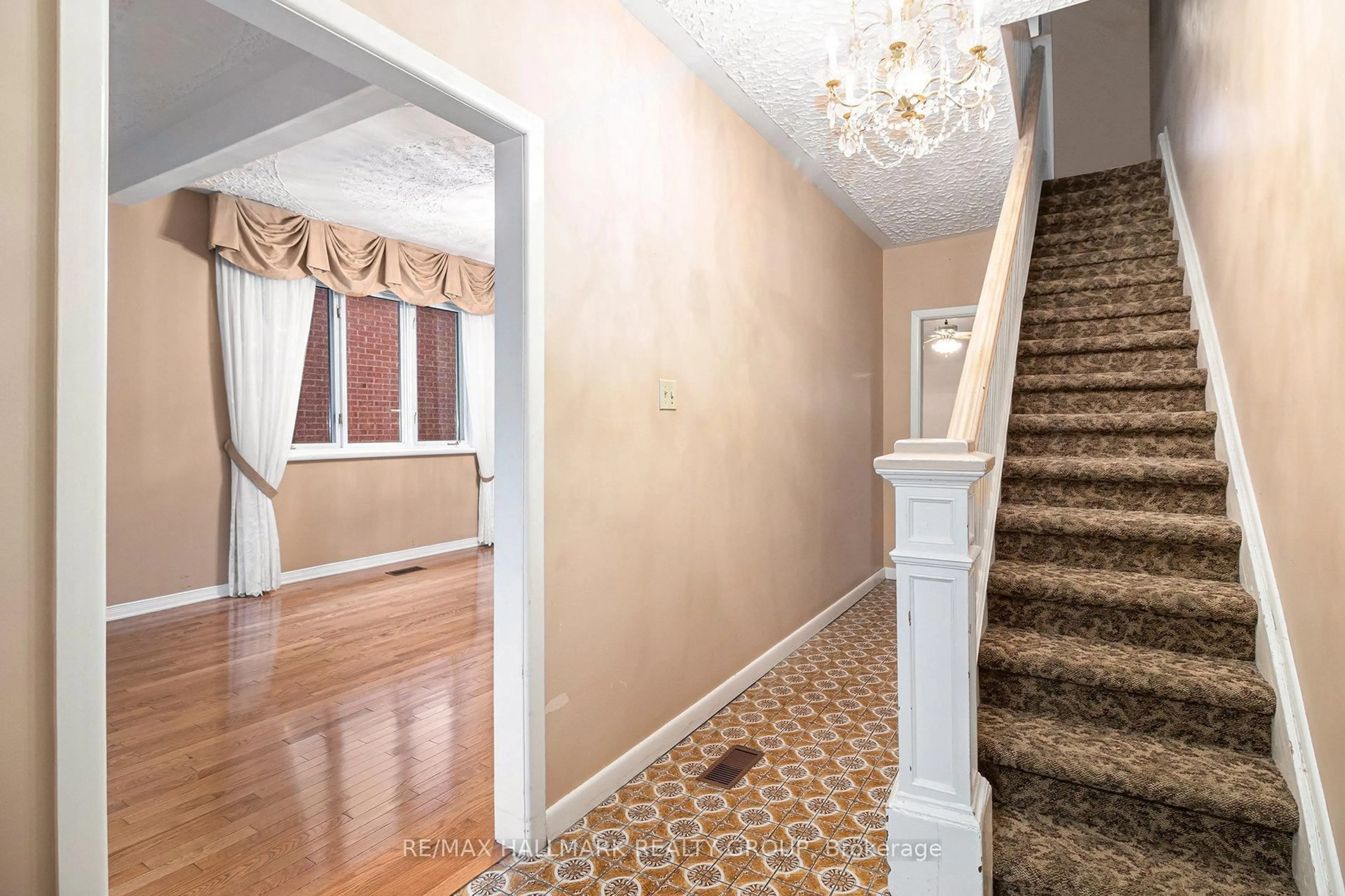 Indoor foyer for 9 Warren Ave, Ottawa Ontario K1Y 0R9