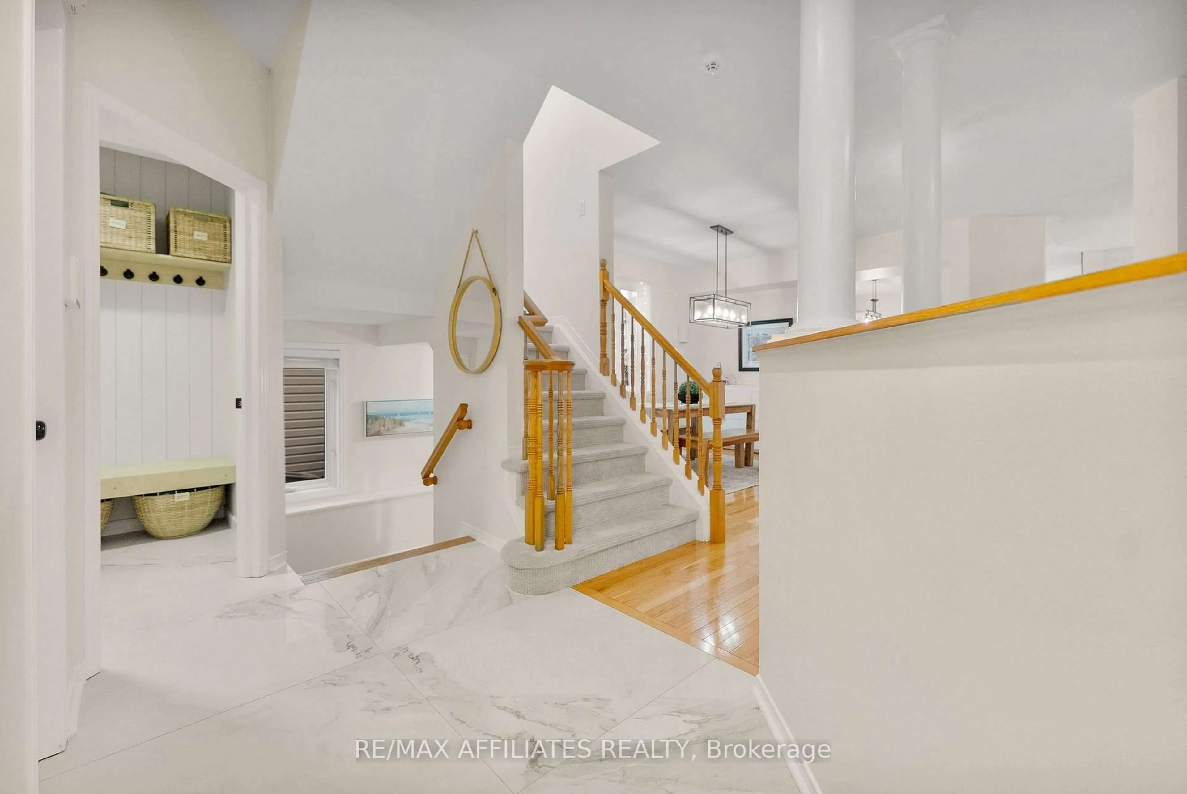 Indoor foyer for 34 Catterick Cres, Ottawa Ontario K2K 3M5