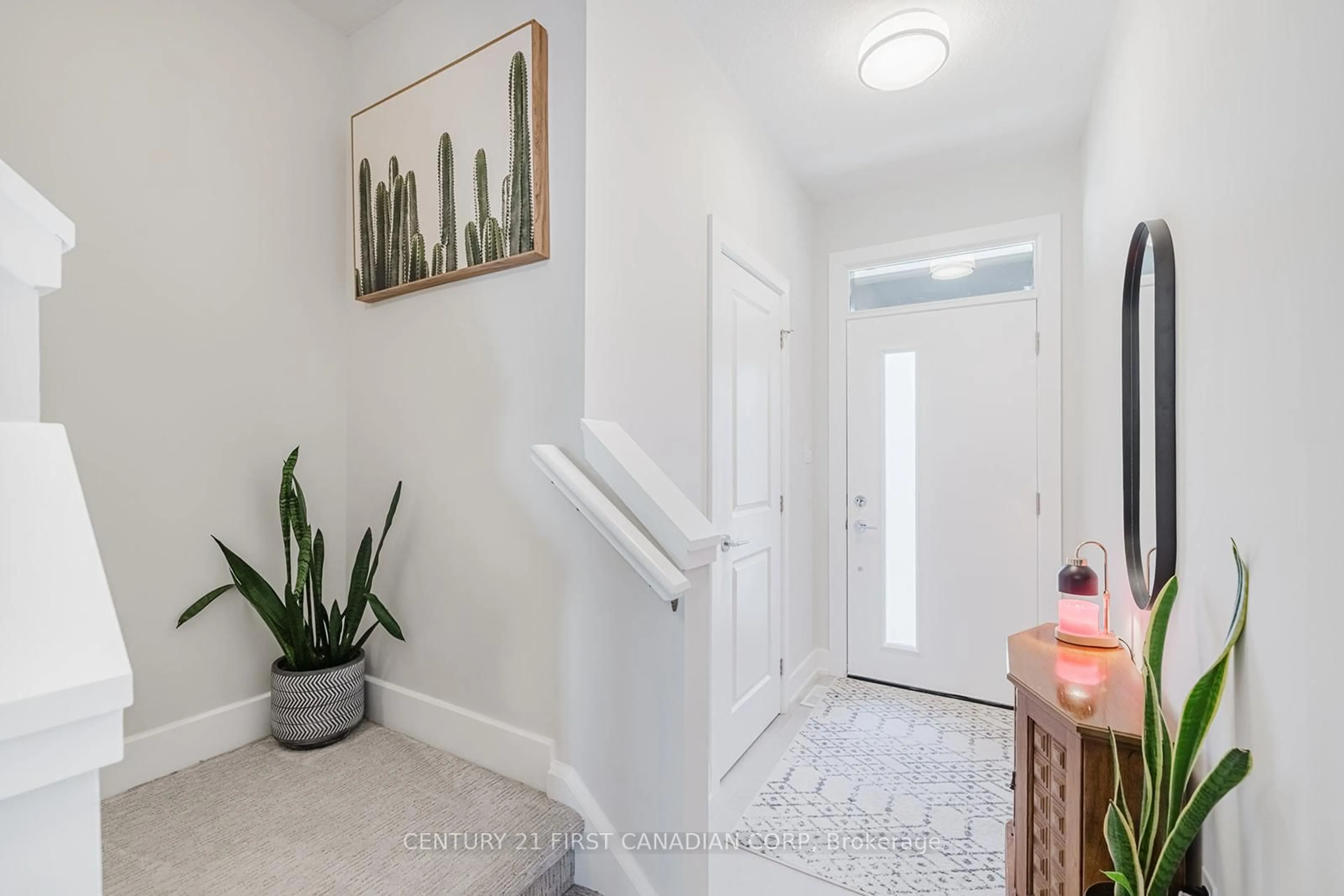 Indoor entryway for 601 Lions Park Dr #9, Strathroy-Caradoc Ontario N0L 1W0