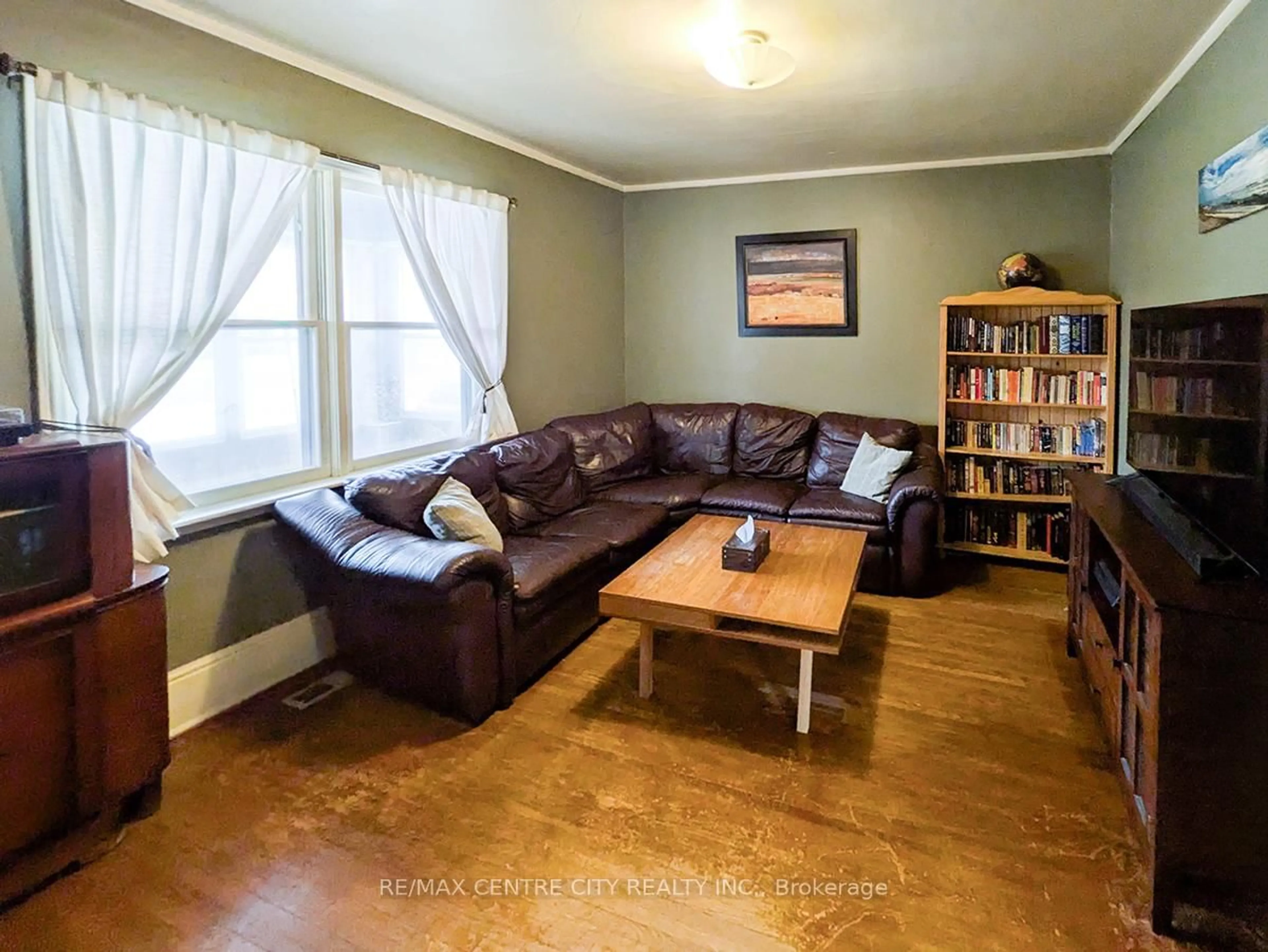 Living room with furniture, wood/laminate floor for 553 Grey St, London East Ontario N6B 1H6