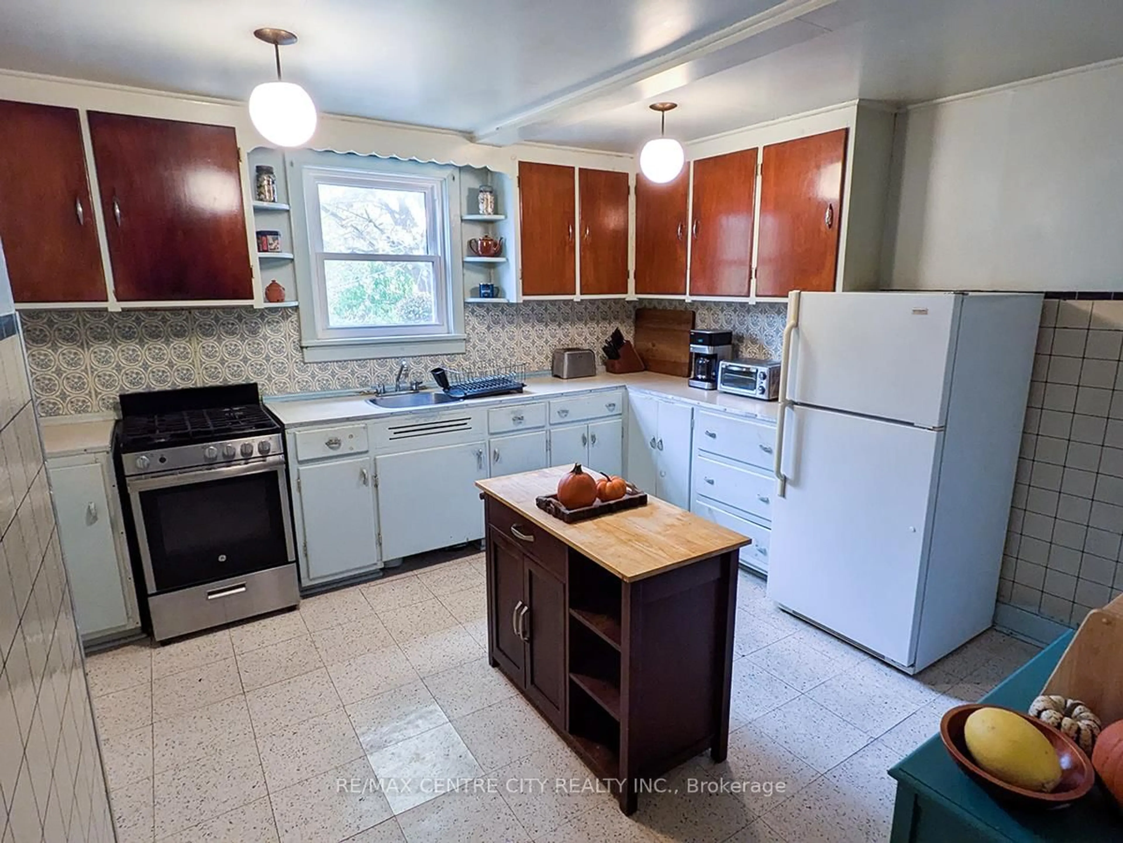 Standard kitchen, ceramic/tile floor for 553 Grey St, London East Ontario N6B 1H6