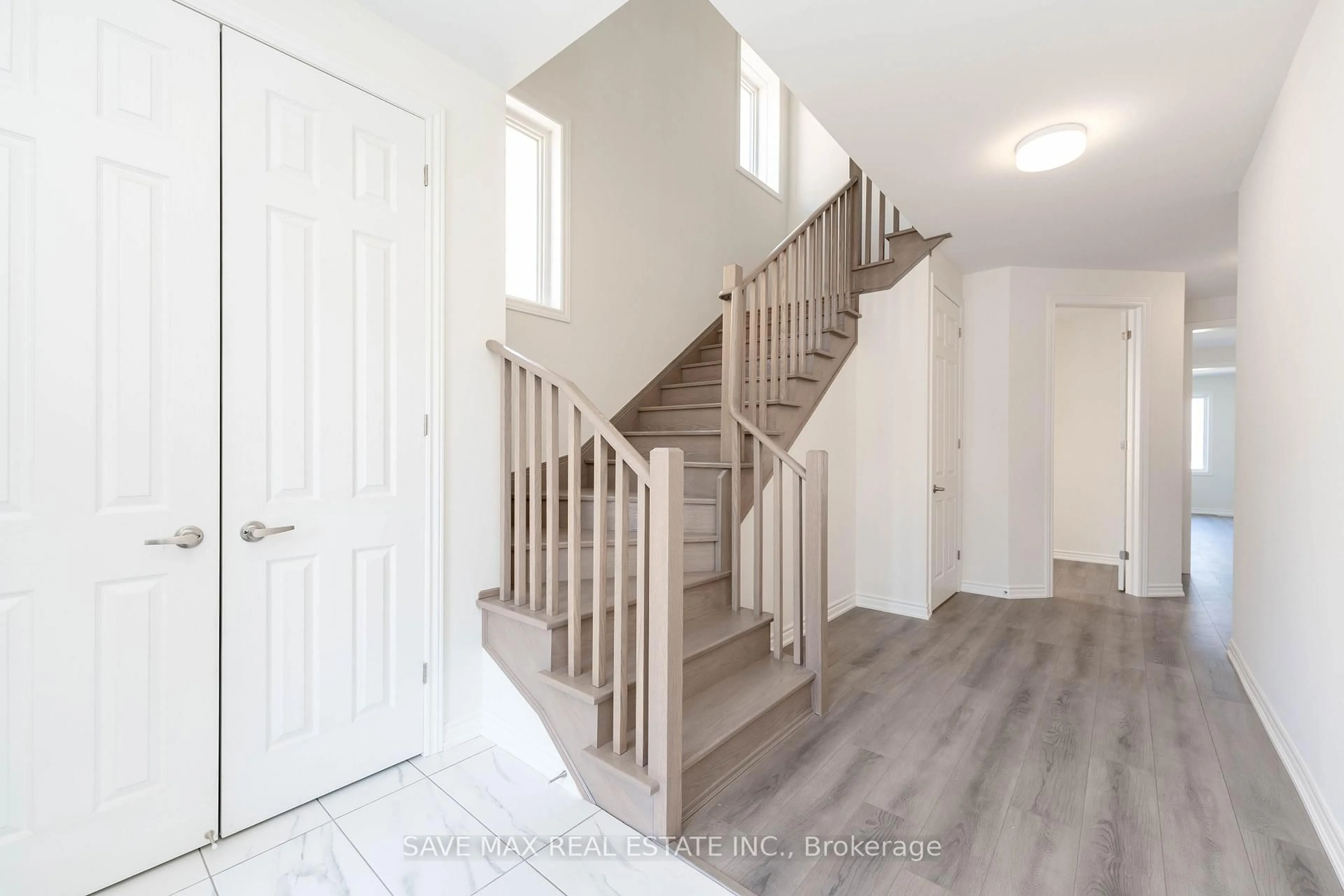 Indoor entryway for 533 Hornbeck St, Cobourg Ontario K9A 4A1