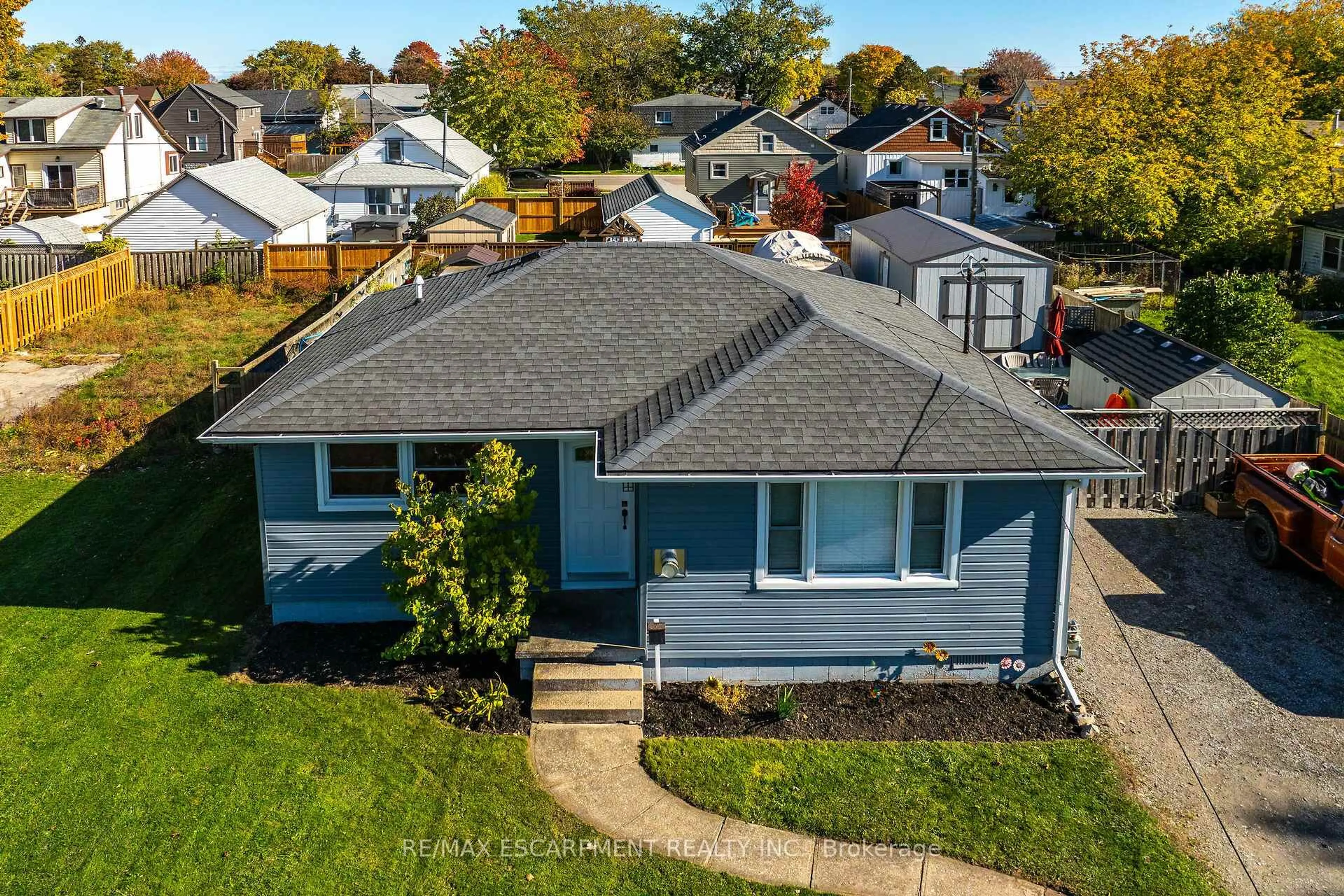 A pic from outside/outdoor area/front of a property/back of a property/a pic from drone, street for 62 Knoll St, Port Colborne Ontario L3K 5A6
