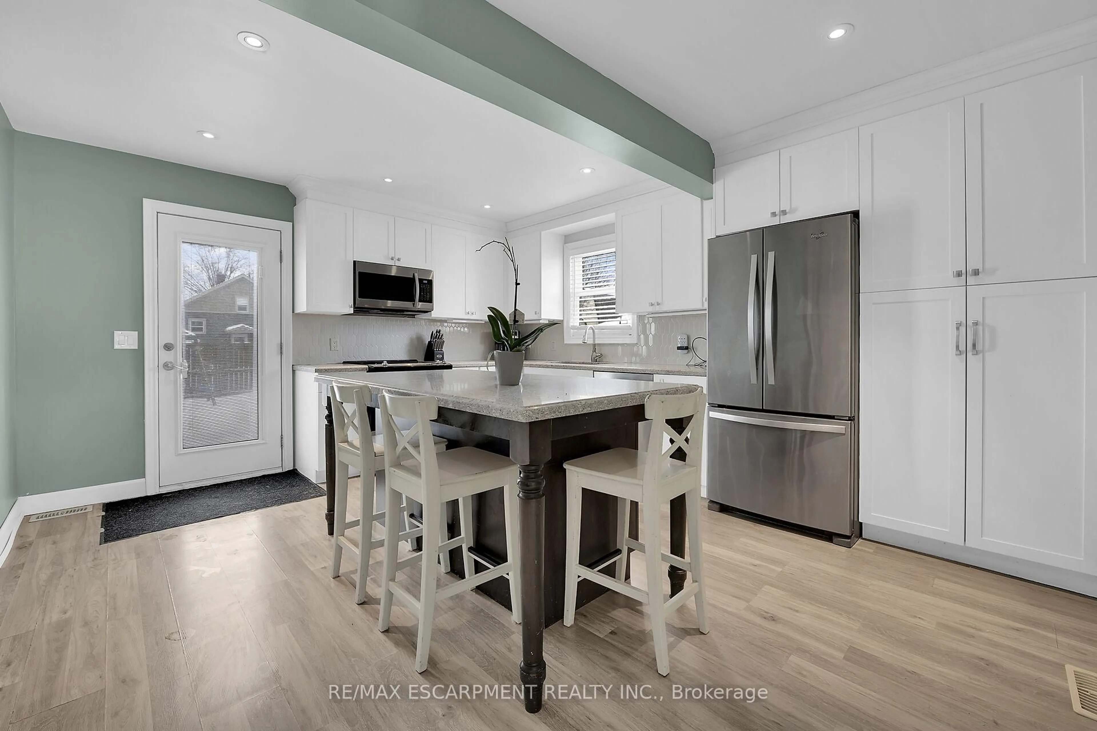 Open concept kitchen, unknown for 62 Knoll St, Port Colborne Ontario L3K 5A6