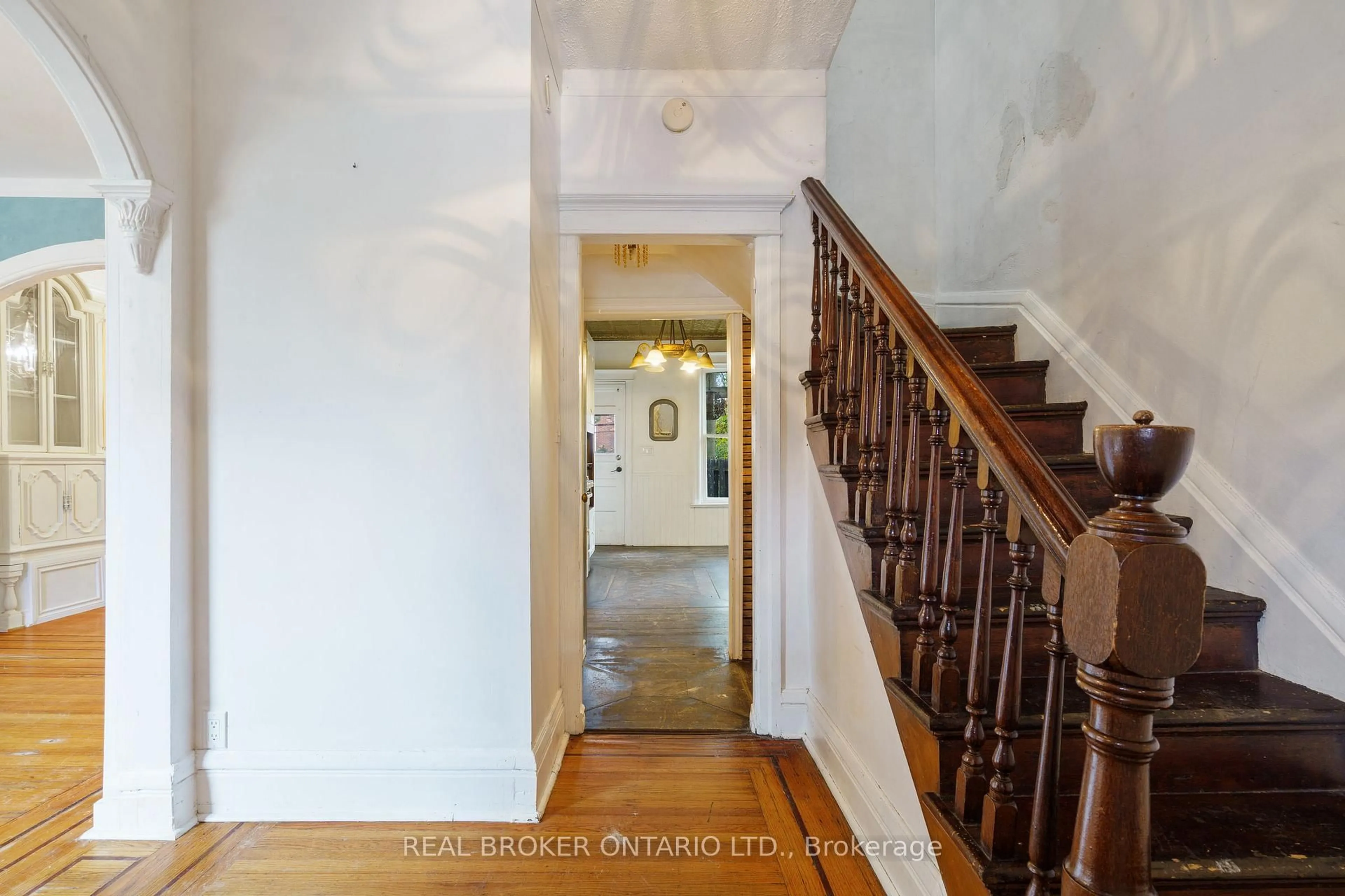 Indoor foyer for 125 Grant Ave, Hamilton Ontario L8N 2X6