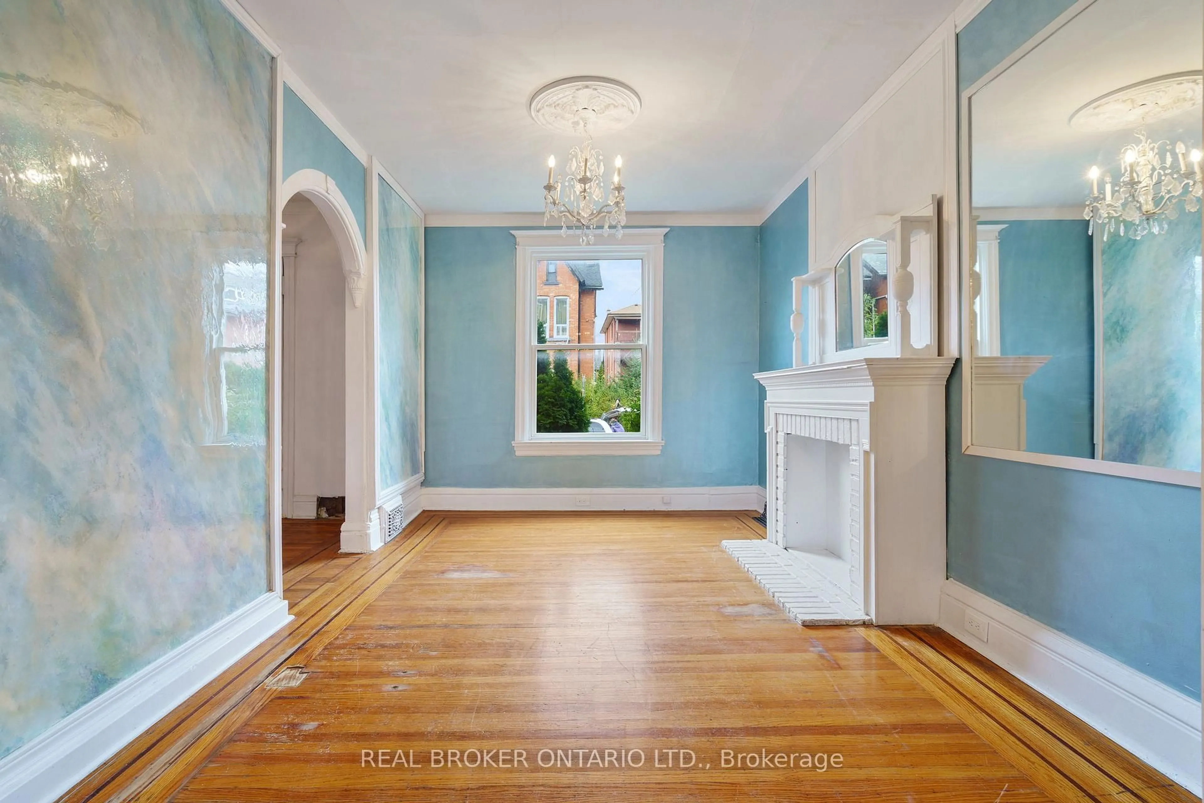 Indoor entryway for 125 Grant Ave, Hamilton Ontario L8N 2X6