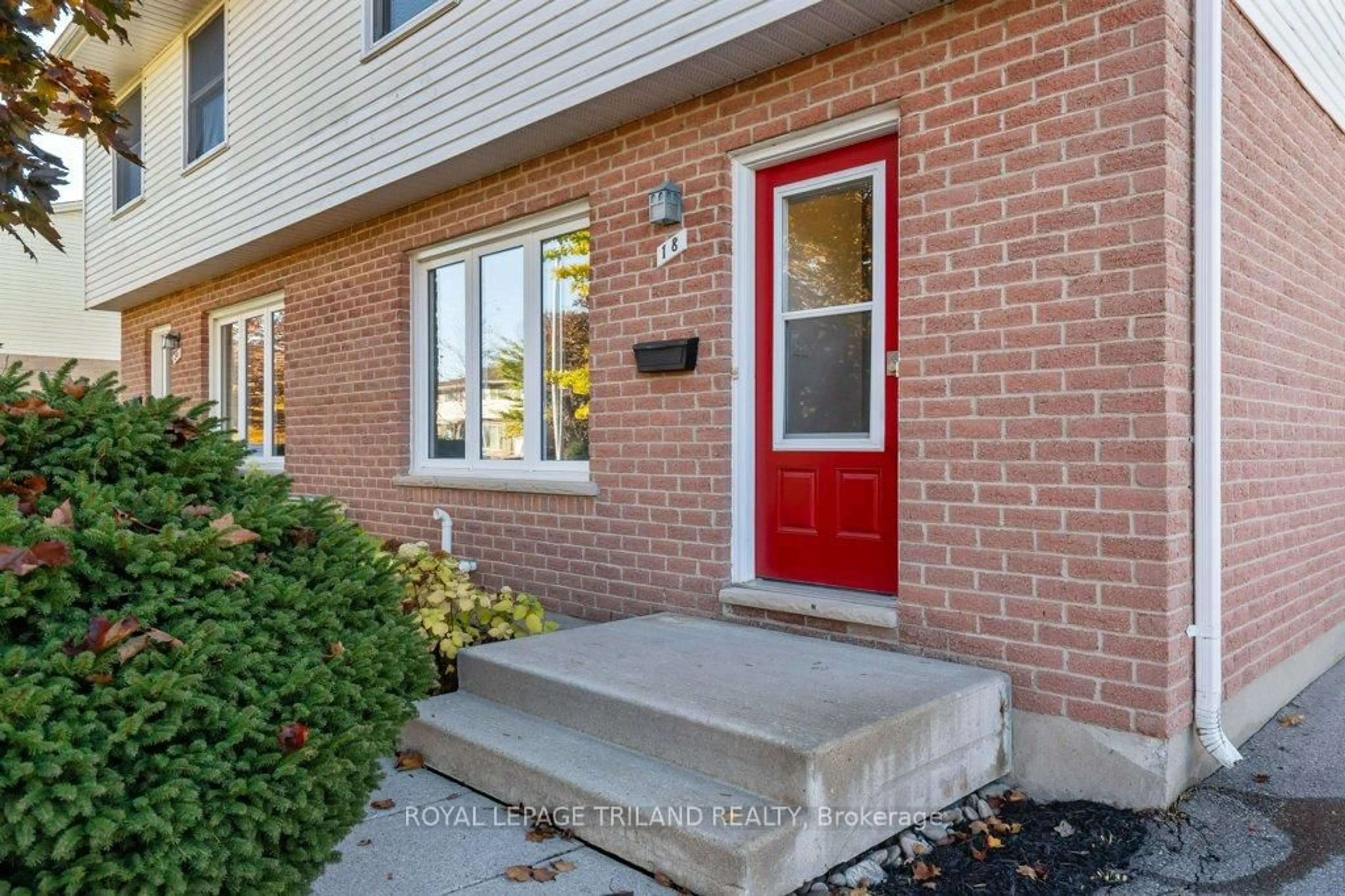 Indoor entryway for 18 Vanier Pl, St. Thomas Ontario N5R 5P8