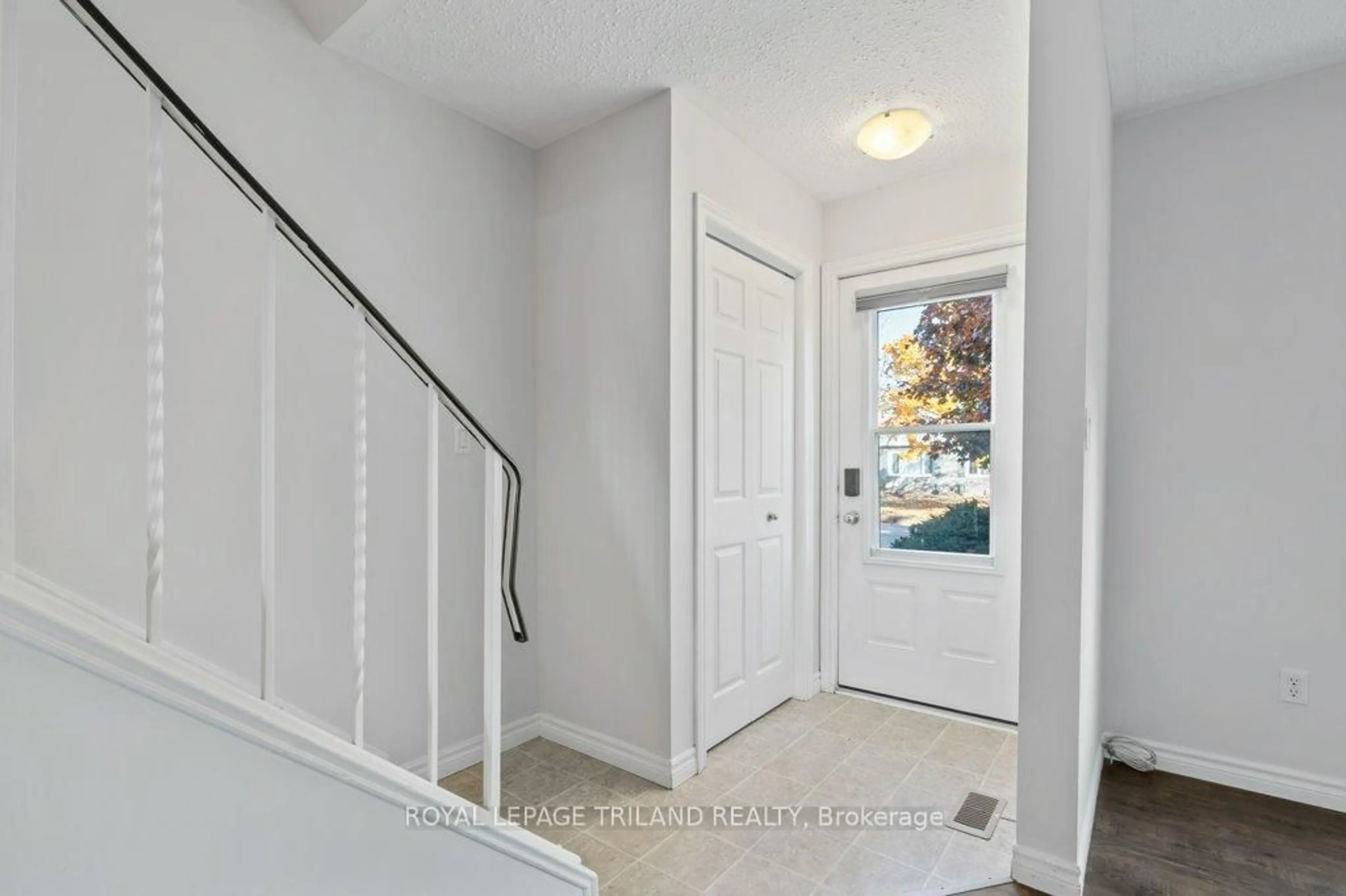 Indoor entryway for 18 Vanier Pl, St. Thomas Ontario N5R 5P8
