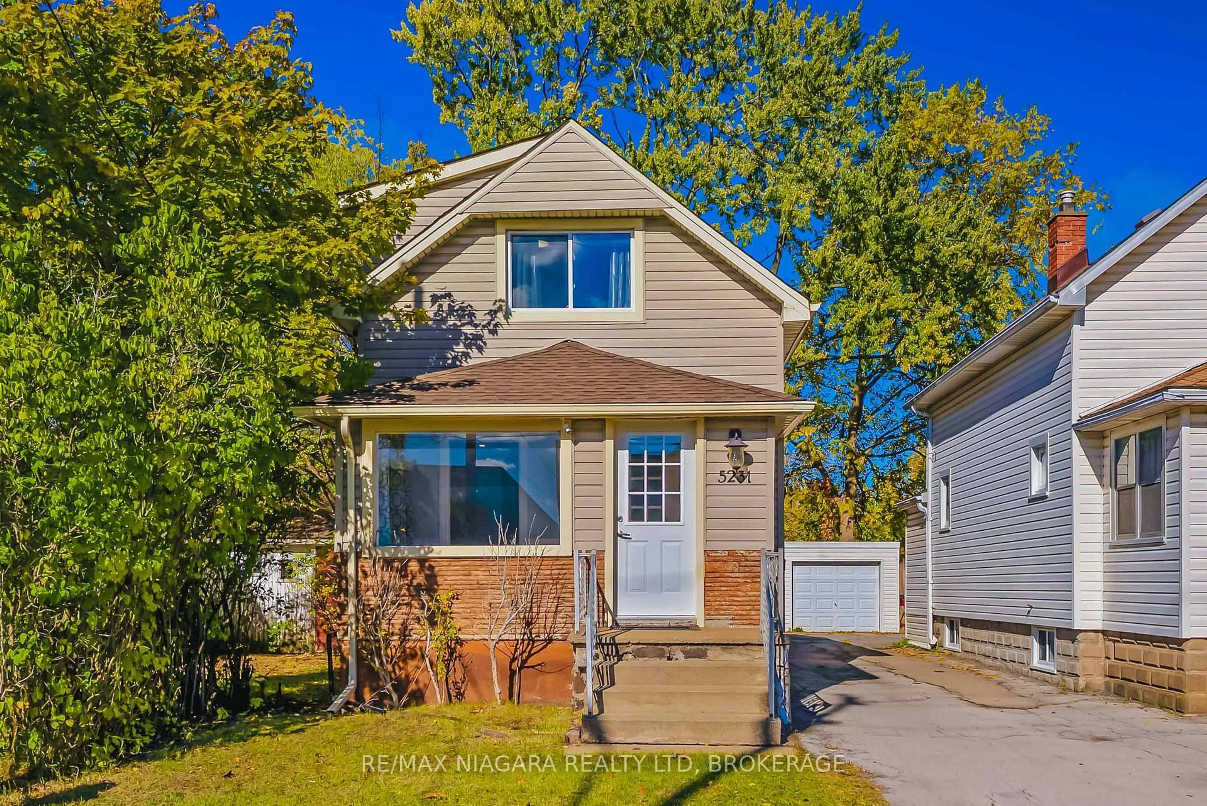 Home with vinyl exterior material, street for 5231 Kitchener St, Niagara Falls Ontario L2G 1B4