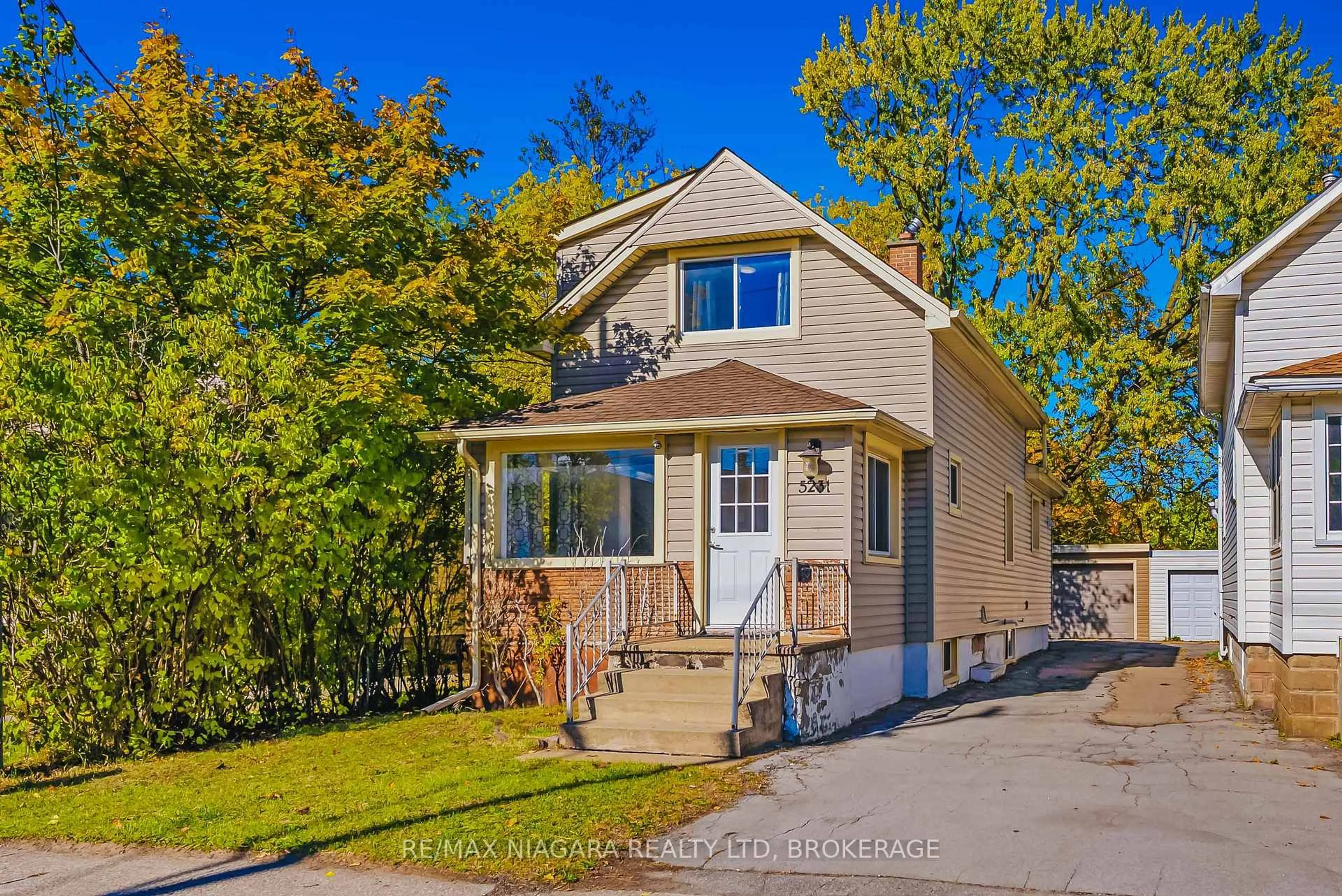 Home with vinyl exterior material, street for 5231 Kitchener St, Niagara Falls Ontario L2G 1B4