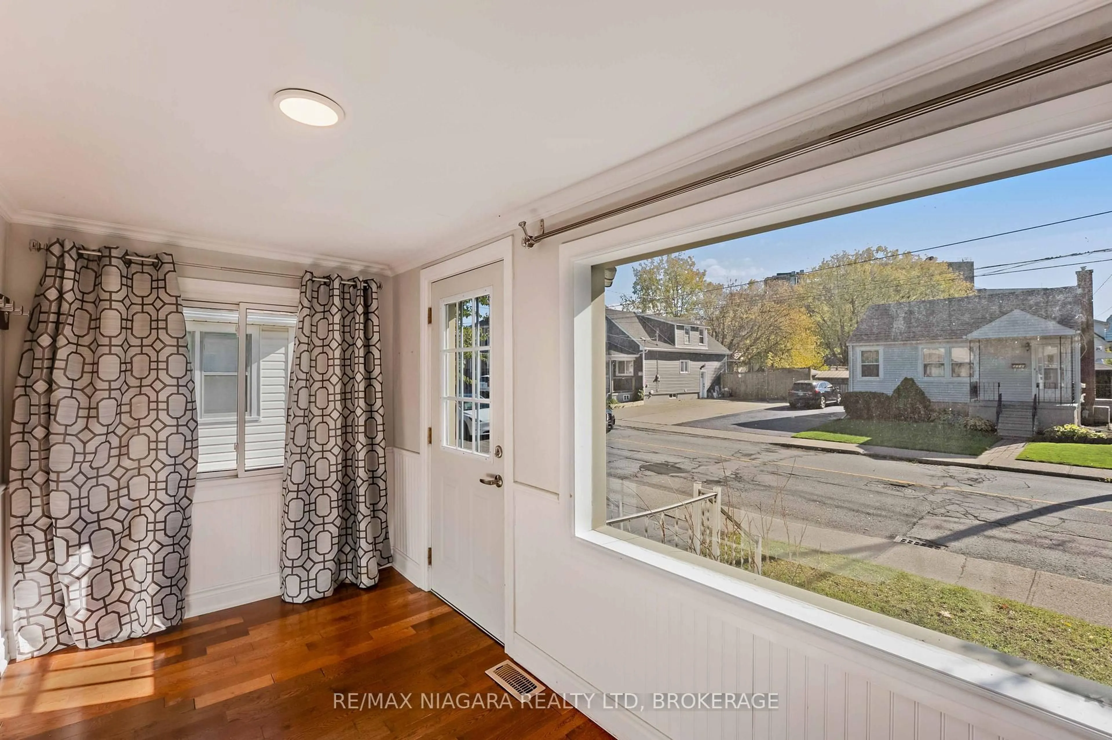 Indoor entryway for 5231 Kitchener St, Niagara Falls Ontario L2G 1B4