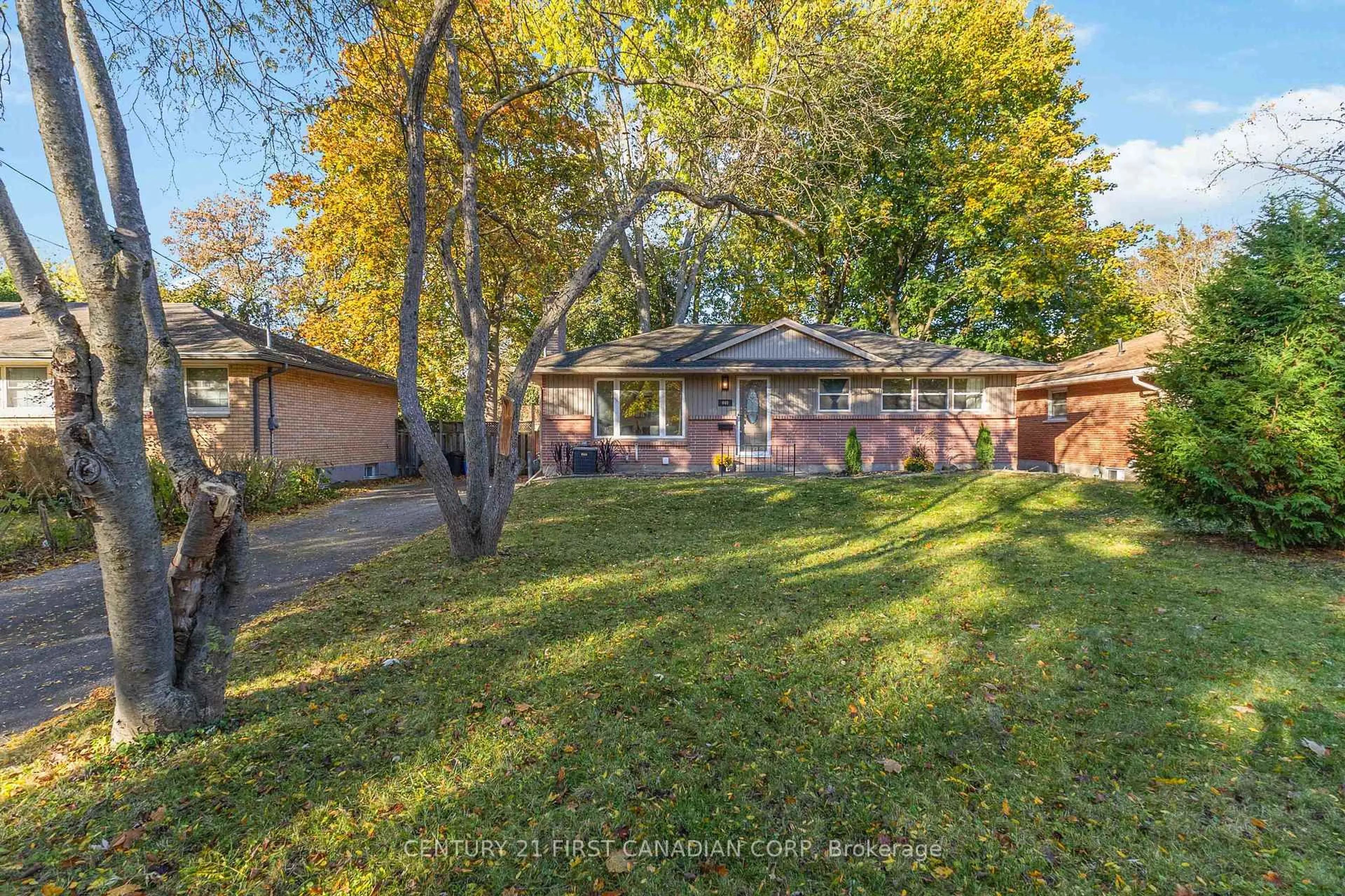 A pic from outside/outdoor area/front of a property/back of a property/a pic from drone, street for 441 Belvedere Ave, London South Ontario N6K 2R1