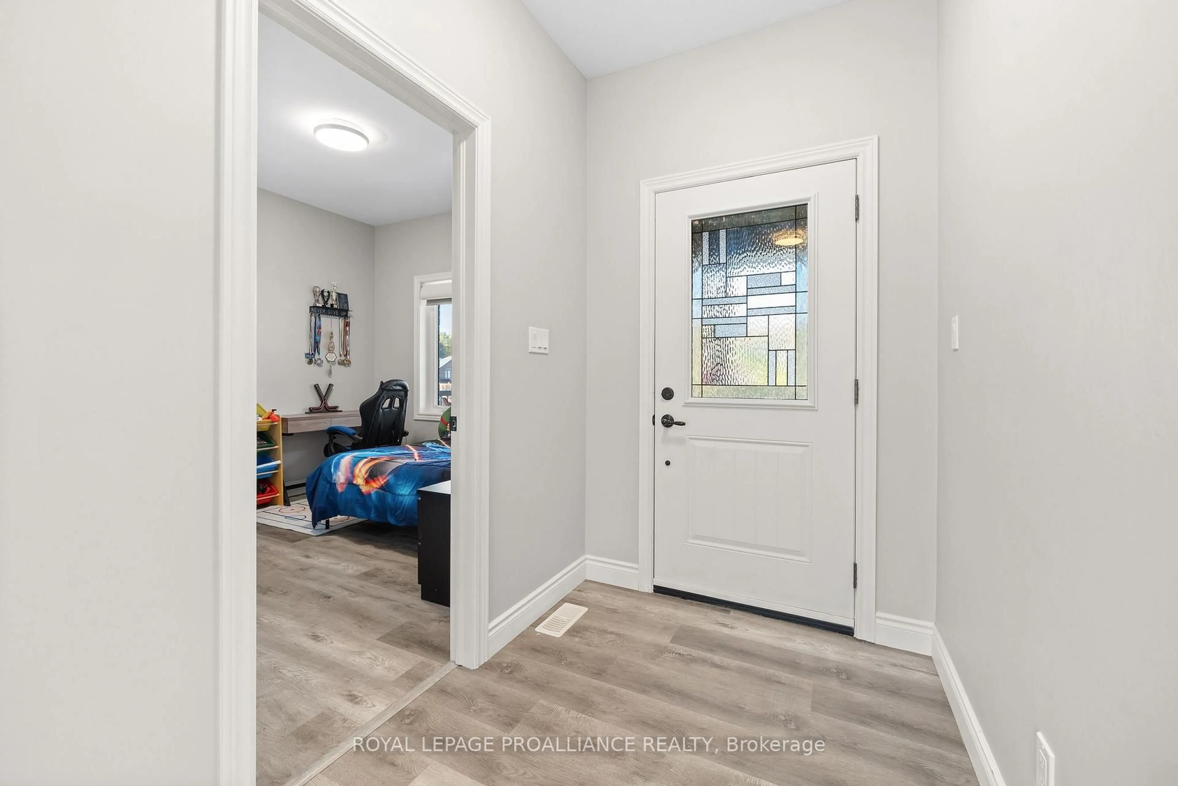 Indoor entryway for 41 Singleton St, Brighton Ontario K0K 1H0