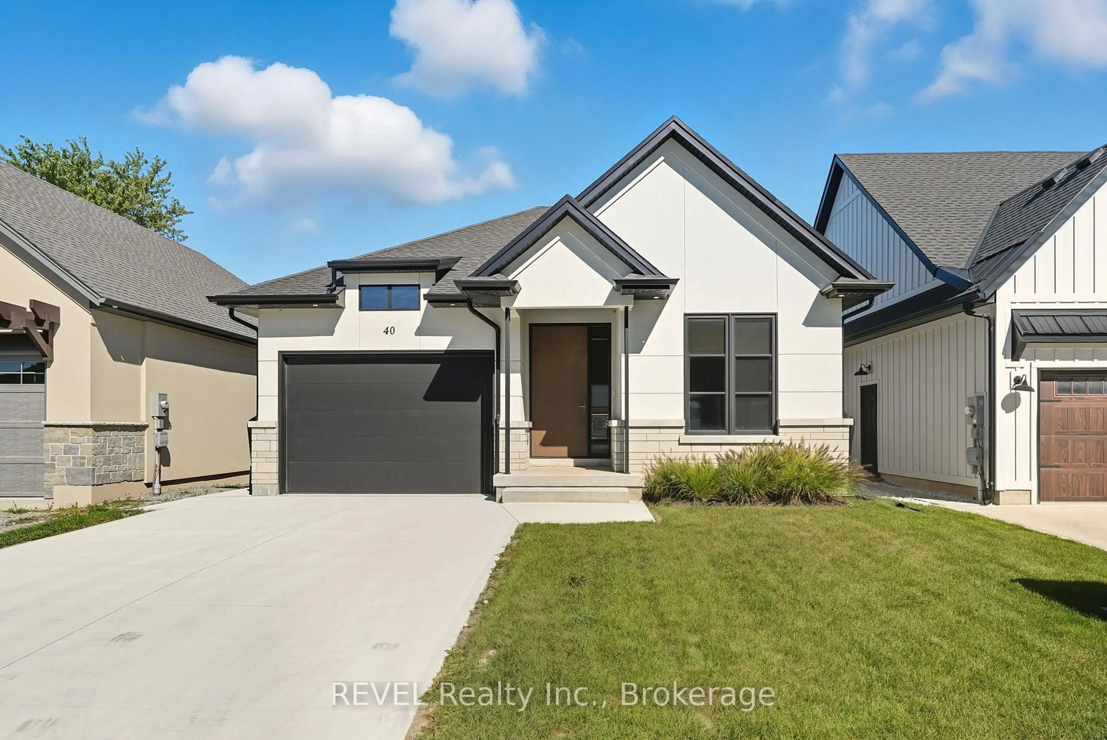 Home with vinyl exterior material, street for 40 IVY Cres, Thorold Ontario L2V 0J9