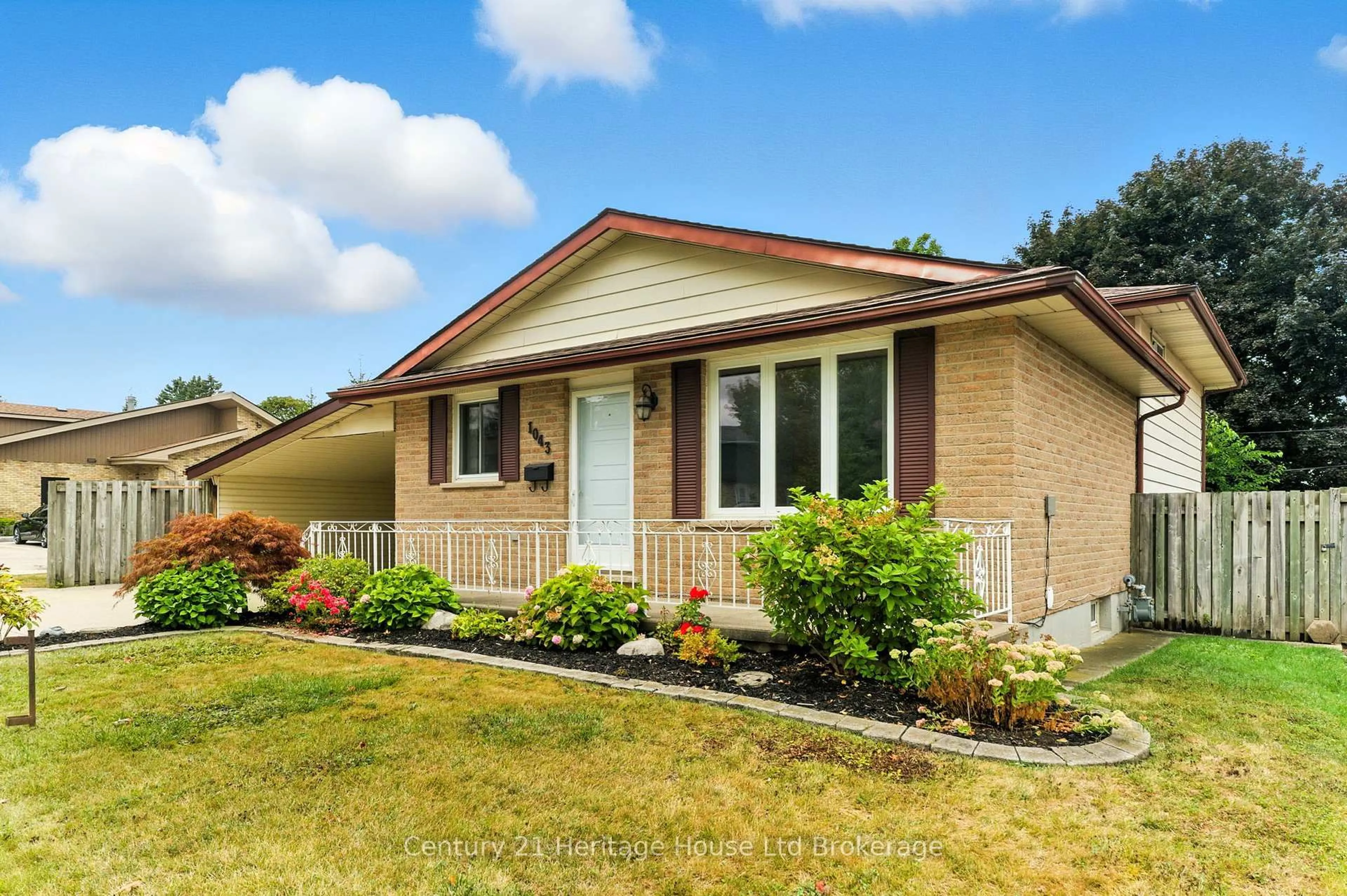 Home with vinyl exterior material, street for 1043 Canfield Cres, Woodstock Ontario N4S 8P3