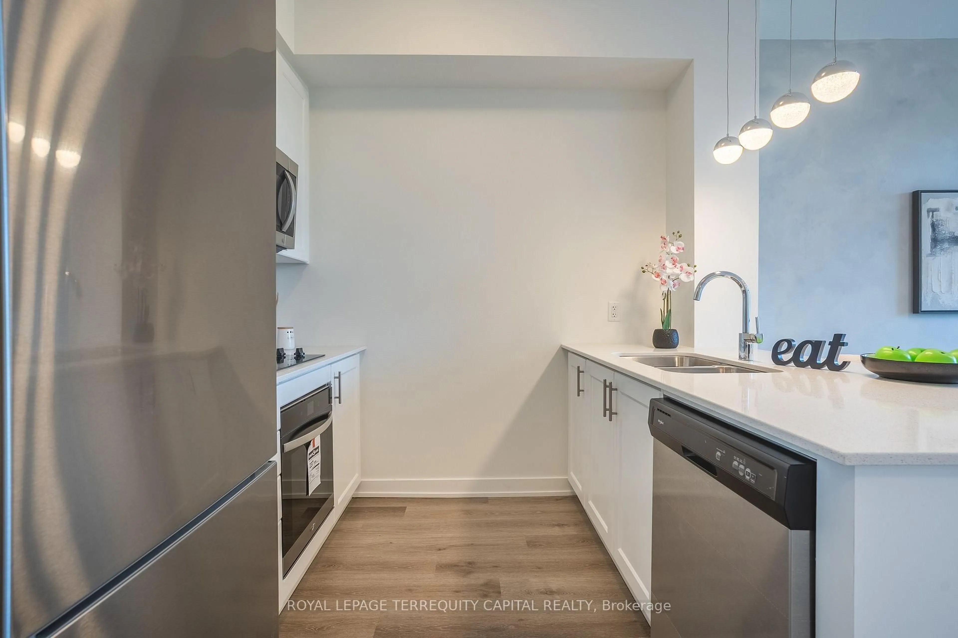 Standard kitchen, unknown for 600 North Service Rd #313, Hamilton Ontario L8E 0L2