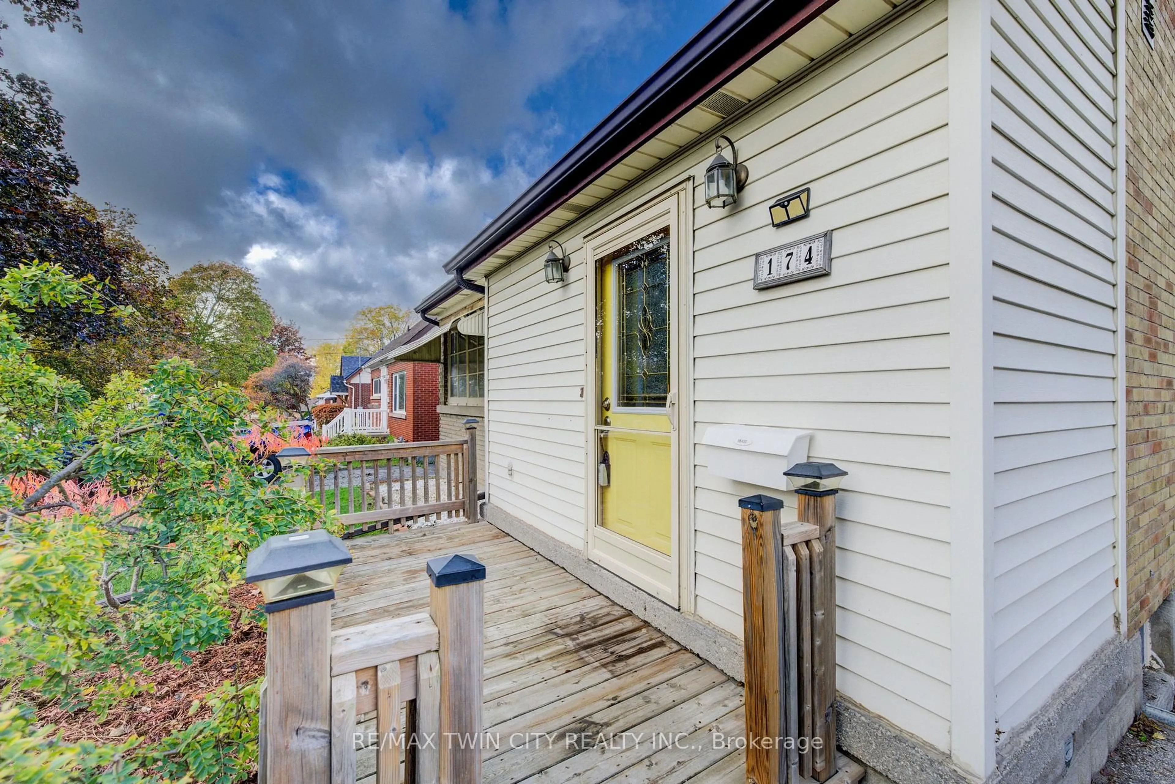 A pic from outside/outdoor area/front of a property/back of a property/a pic from drone, street for 174 Union St, Waterloo Ontario N2J 1C7