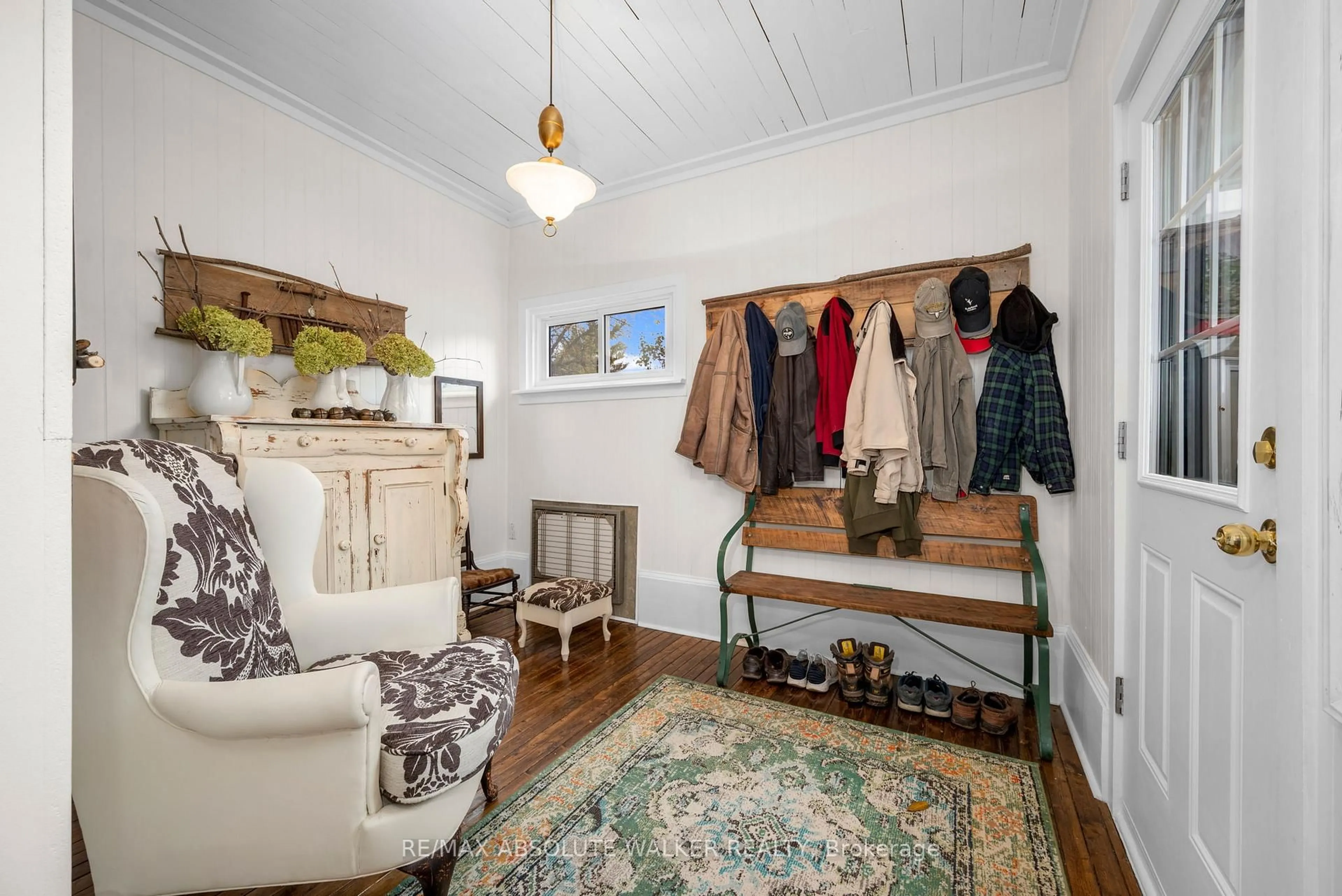 Indoor entryway for 40 Thomas St, Almonte Ontario K0A 1A0