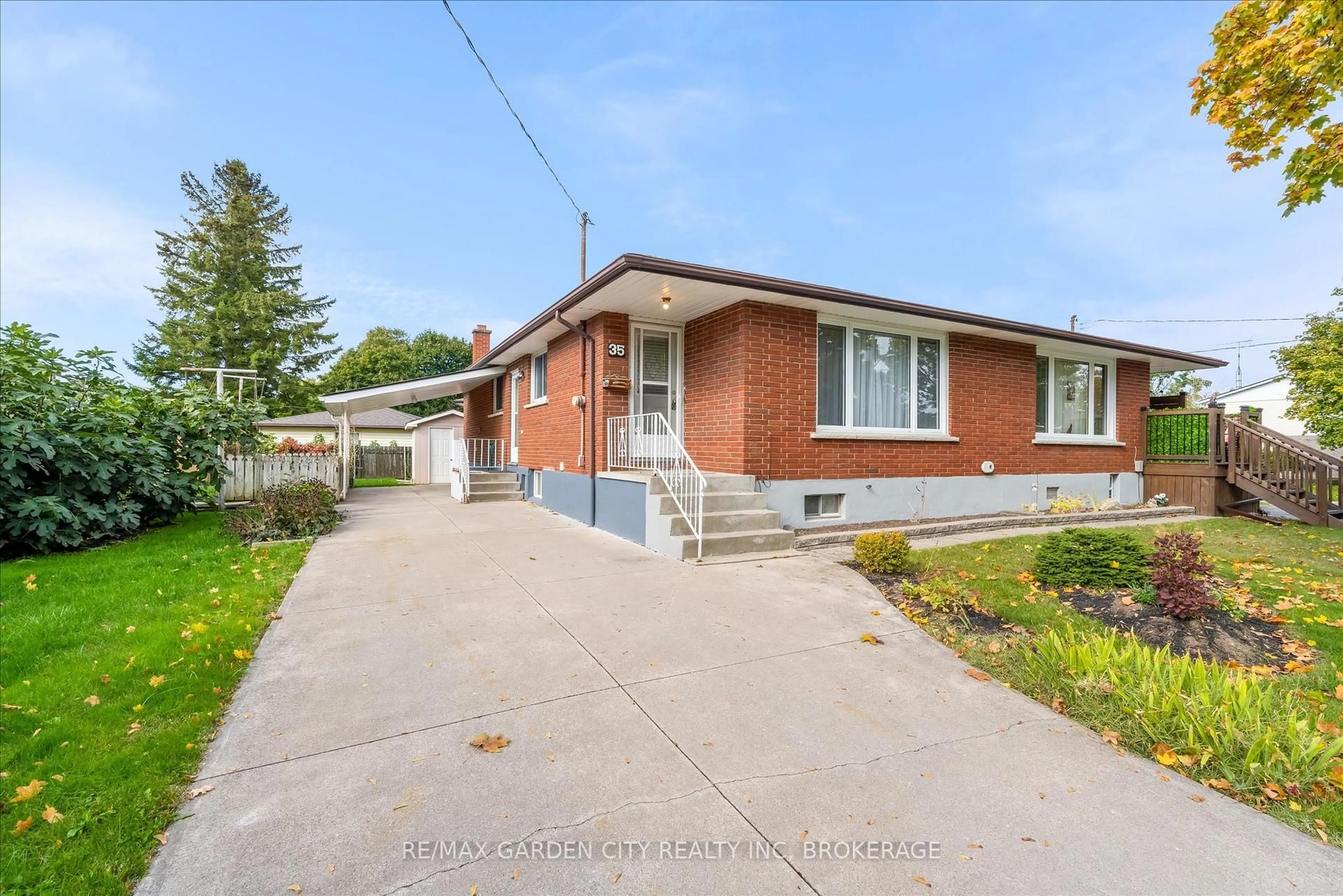 A pic from outside/outdoor area/front of a property/back of a property/a pic from drone, street for 35 Allan Dr, St. Catharines Ontario L2N 6H3