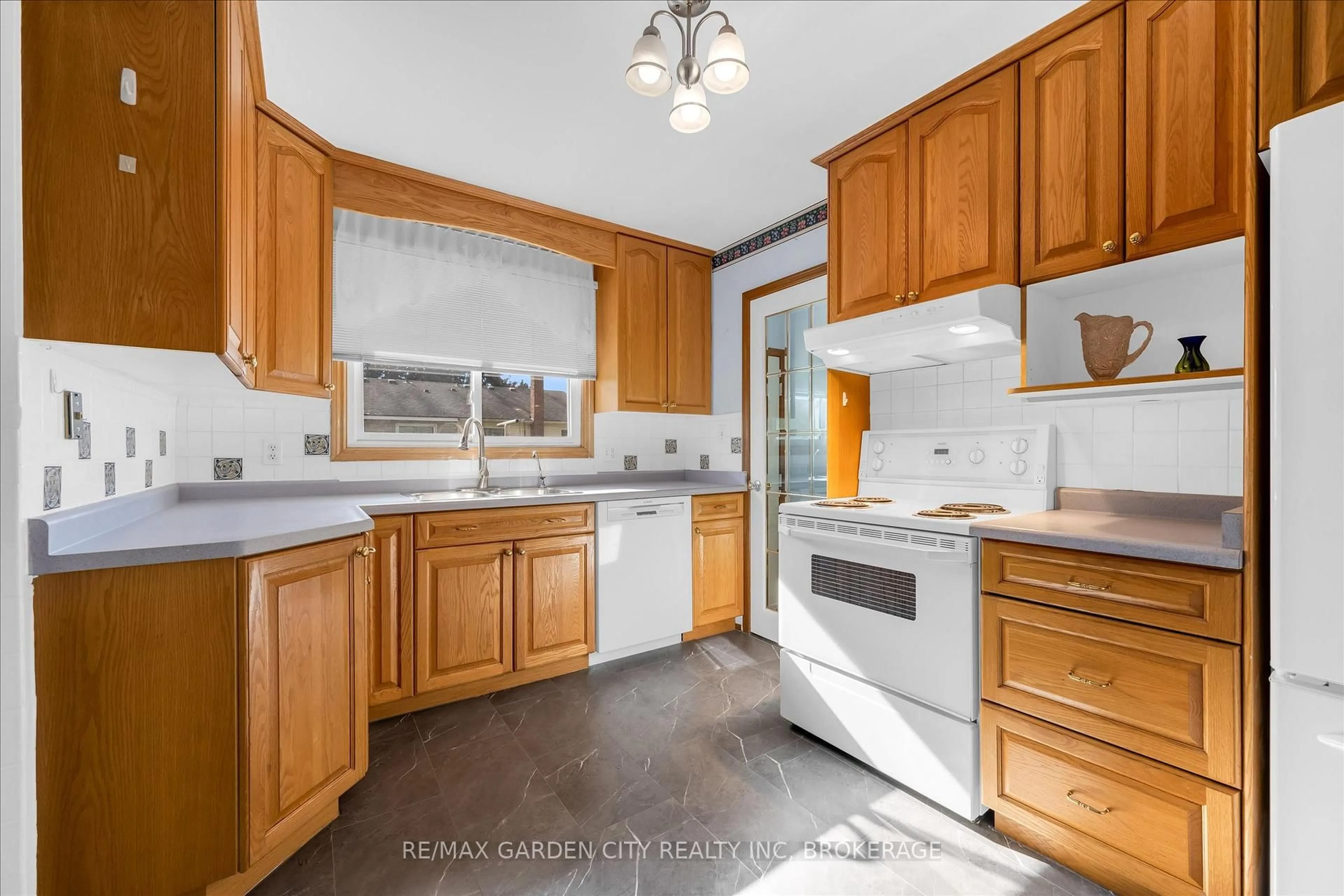 Standard kitchen, ceramic/tile floor for 35 Allan Dr, St. Catharines Ontario L2N 6H3