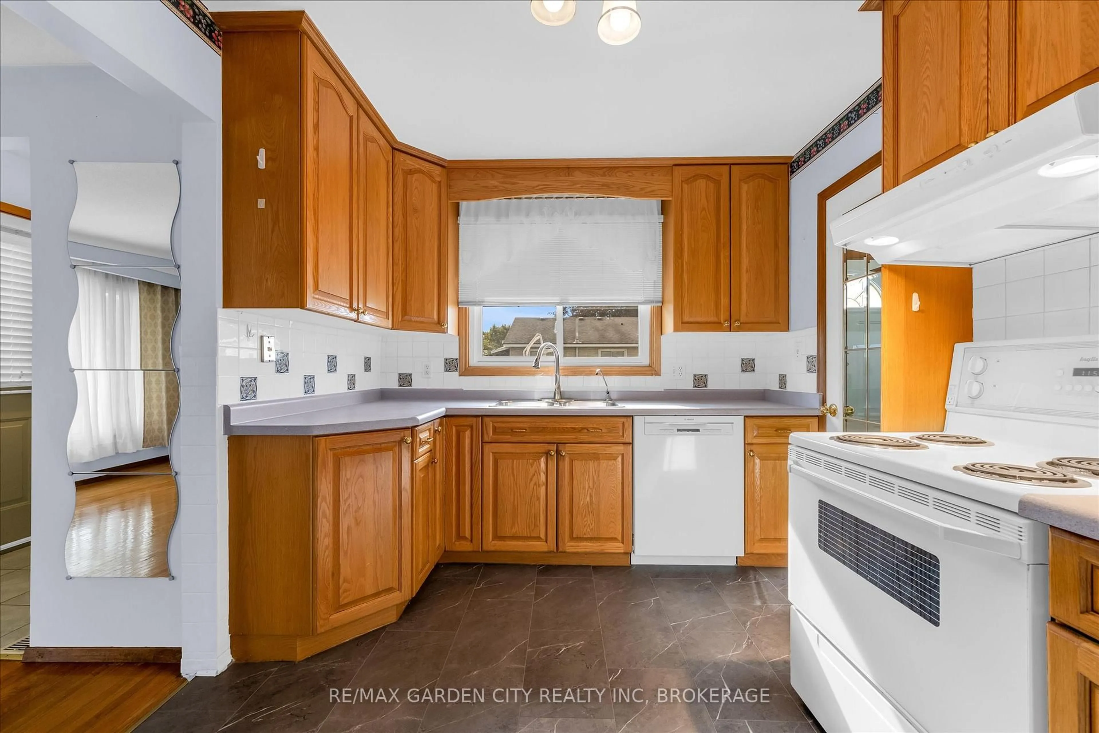 Standard kitchen, ceramic/tile floor for 35 Allan Dr, St. Catharines Ontario L2N 6H3