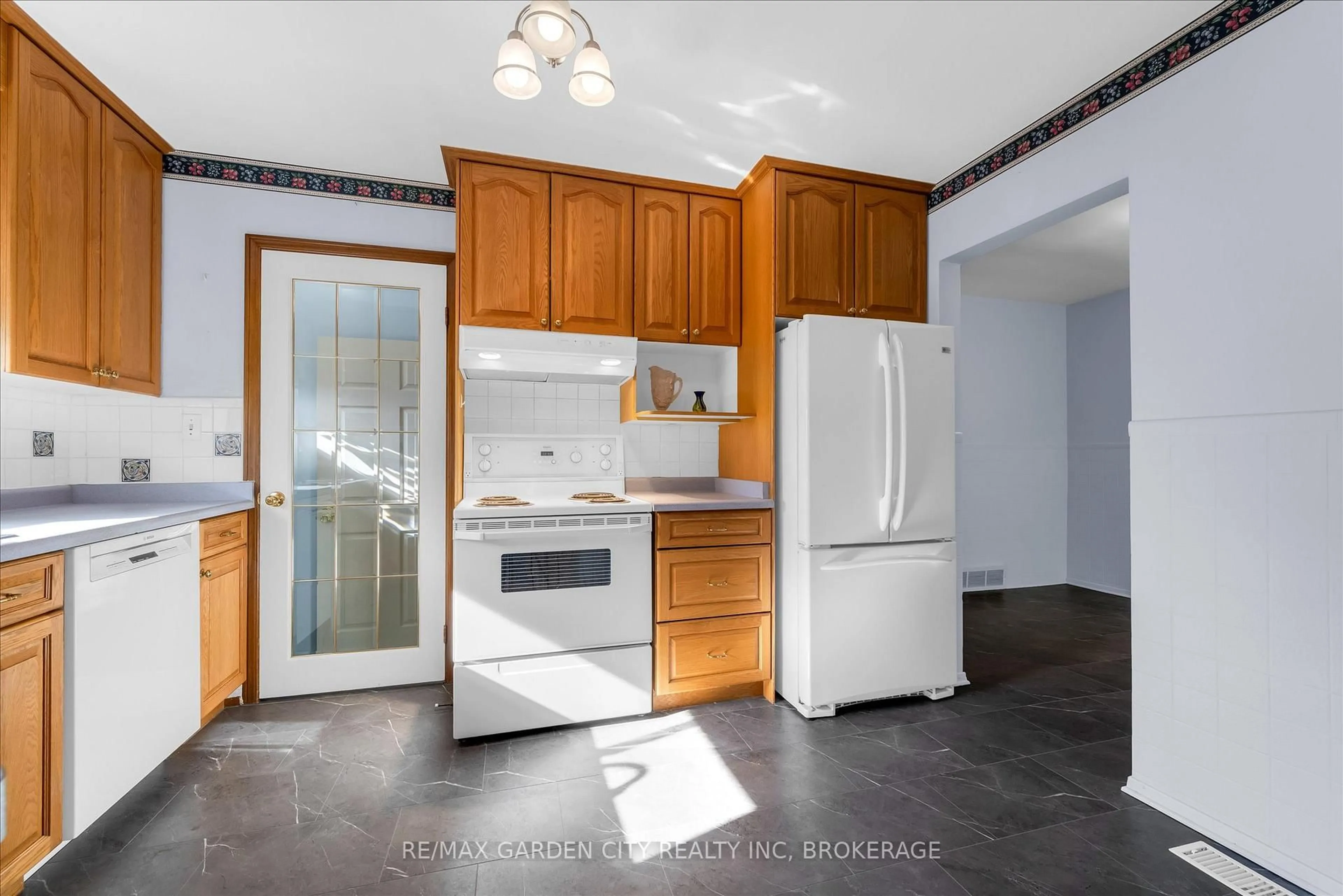 Standard kitchen, ceramic/tile floor for 35 Allan Dr, St. Catharines Ontario L2N 6H3