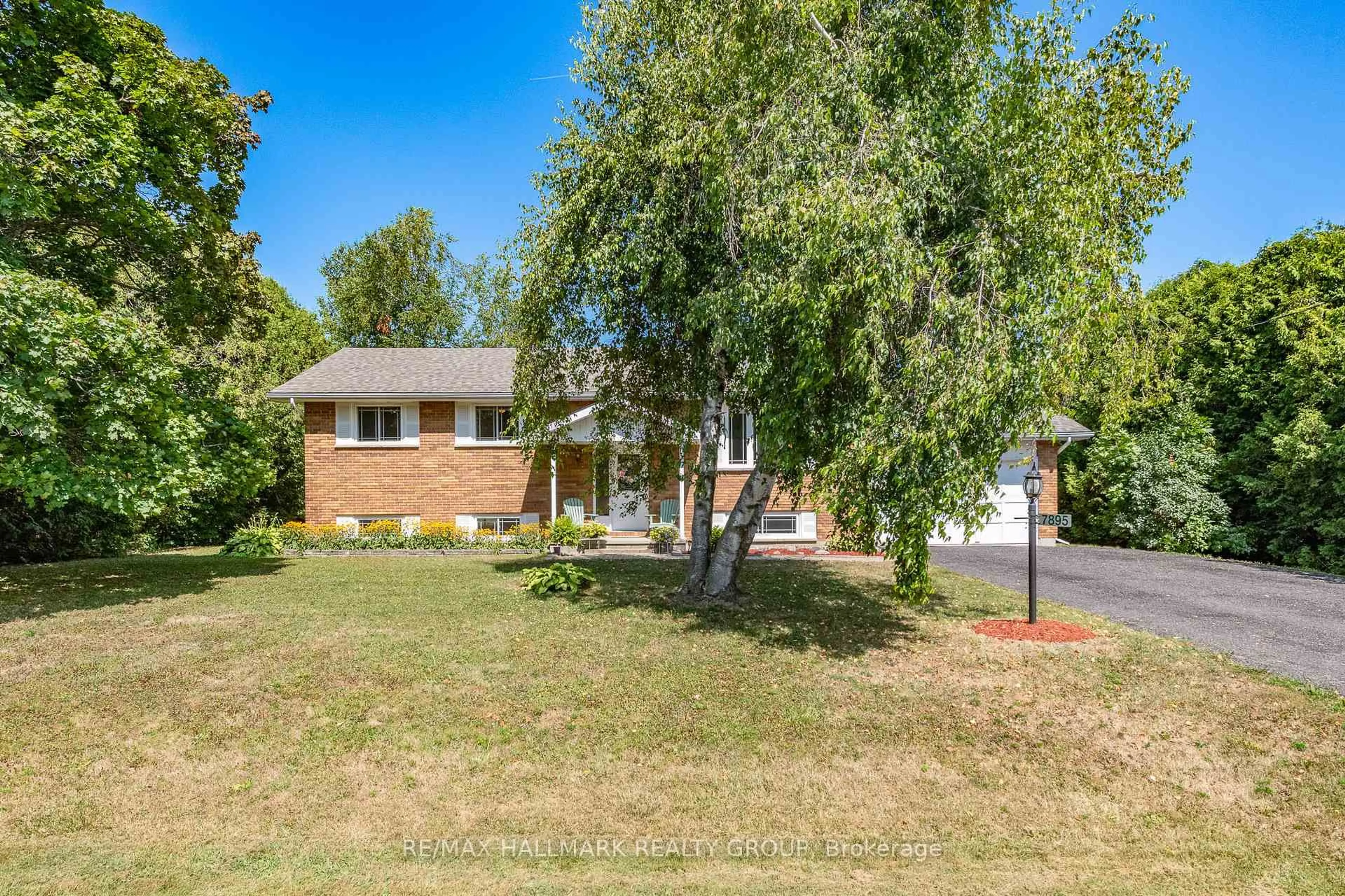 A pic from outside/outdoor area/front of a property/back of a property/a pic from drone, street for 7895 Popham St, Vernon Ontario K0A 3J0