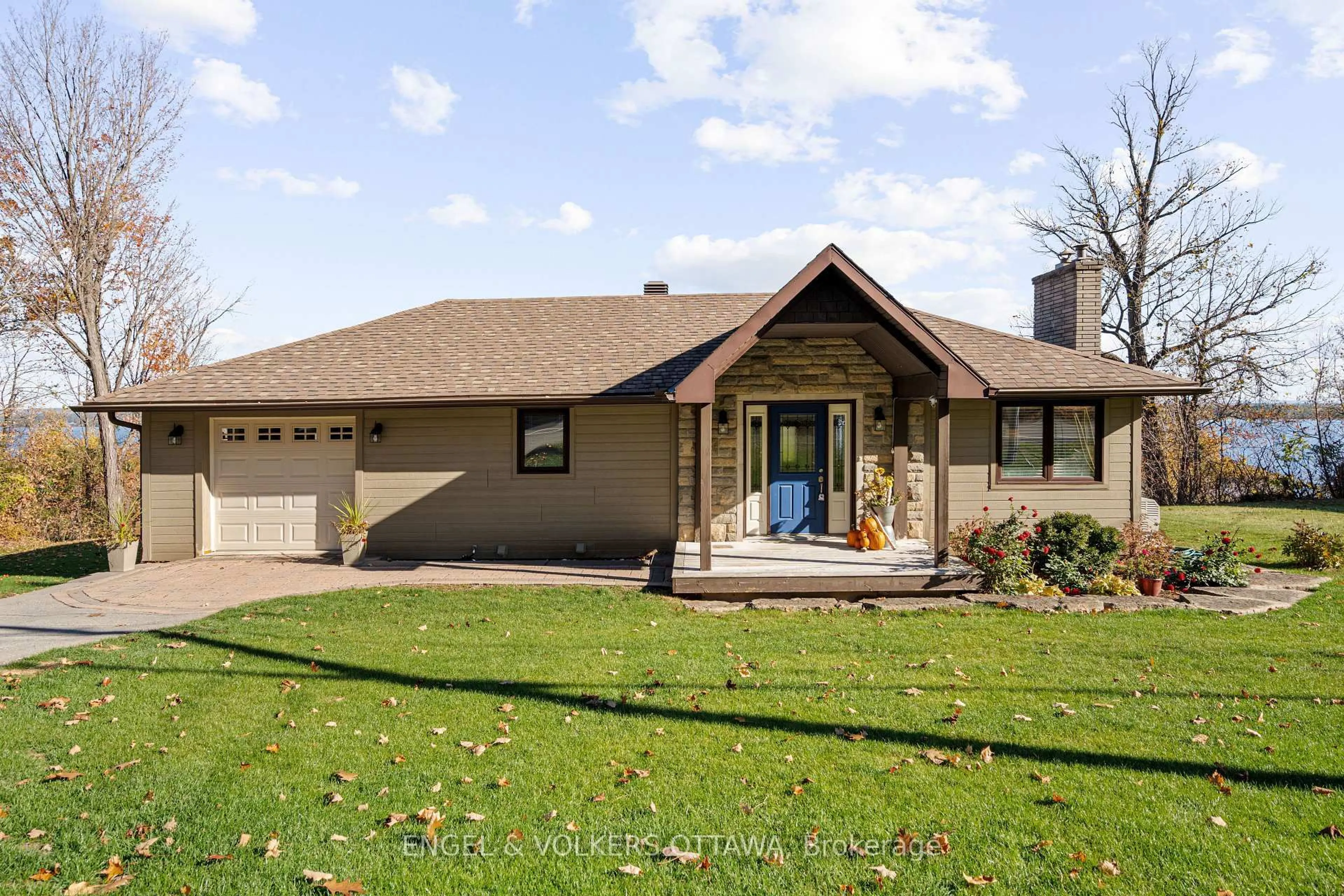 Home with vinyl exterior material, water/lake/river/ocean view for 1144 River Rd, Braeside Ontario K0A 1G0