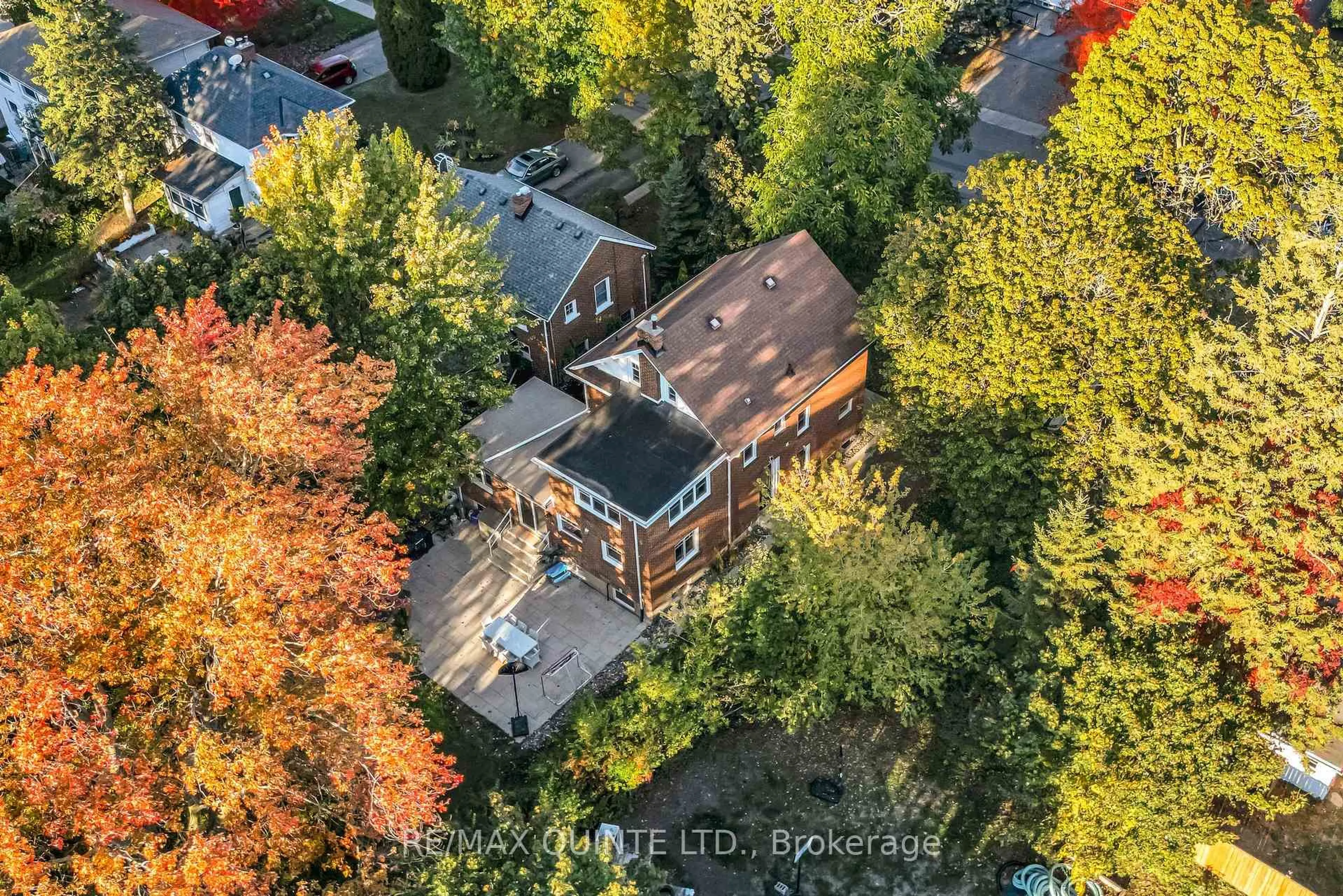 A pic from outside/outdoor area/front of a property/back of a property/a pic from drone, street for 126 Dufferin Ave, Belleville Ontario K8N 3X1