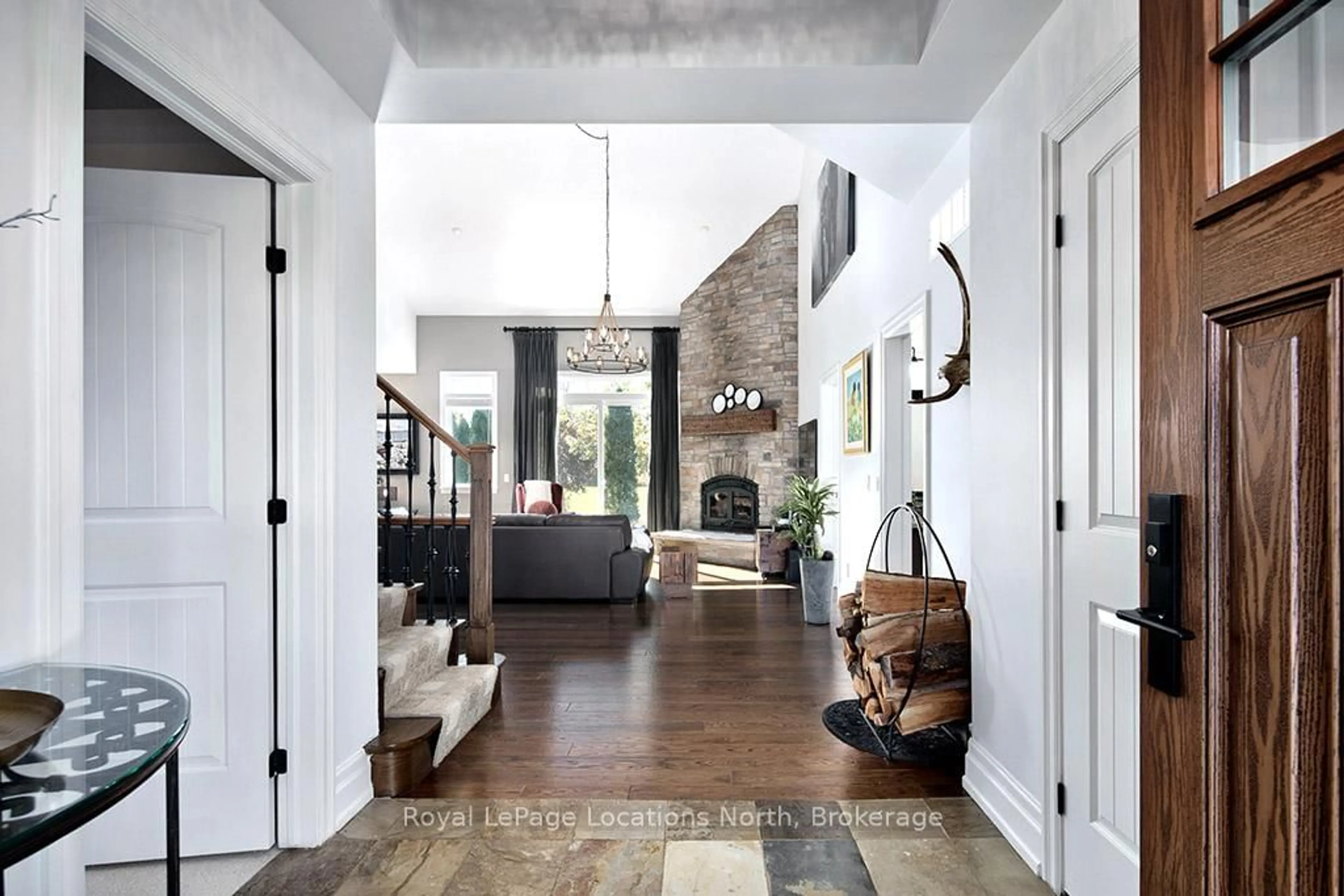 Indoor entryway for 138 Rankin's Cres, Blue Mountains Ontario N0H 2P0