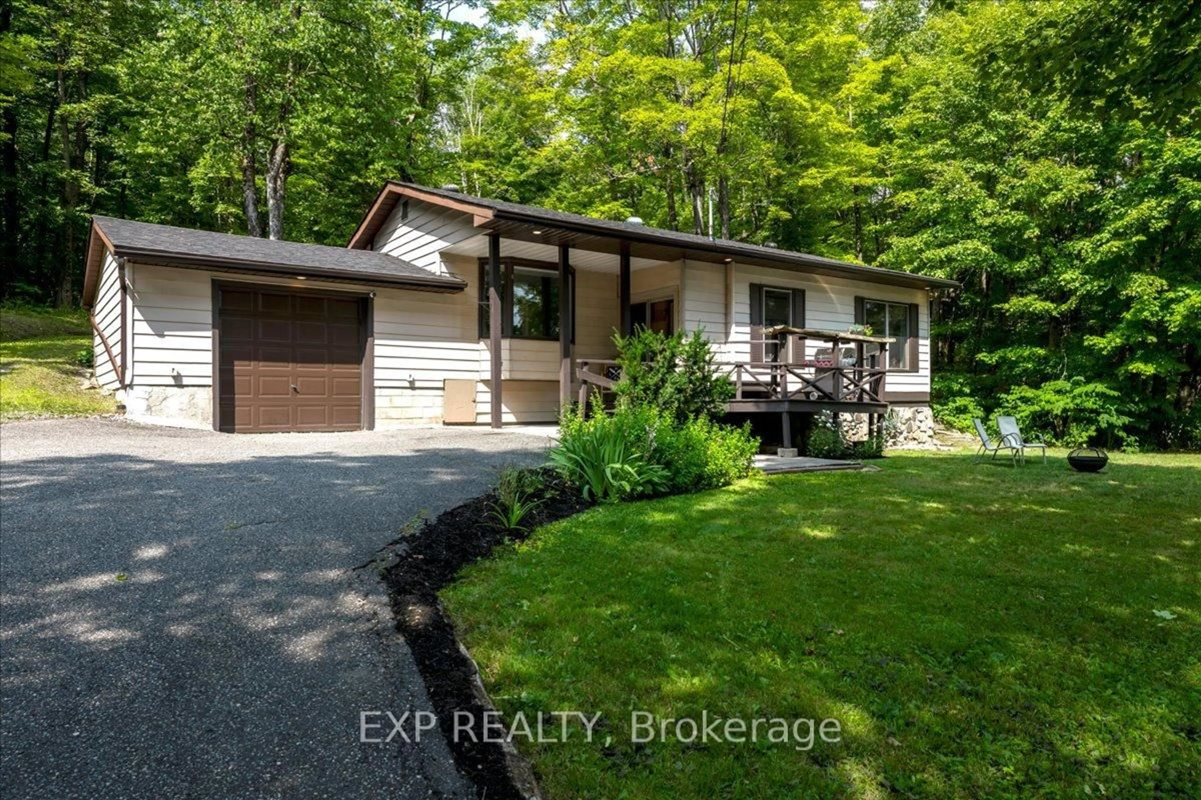 Home with vinyl exterior material, street for 1867 Fraserburg Rd, Bracebridge Ontario P1L 1X3