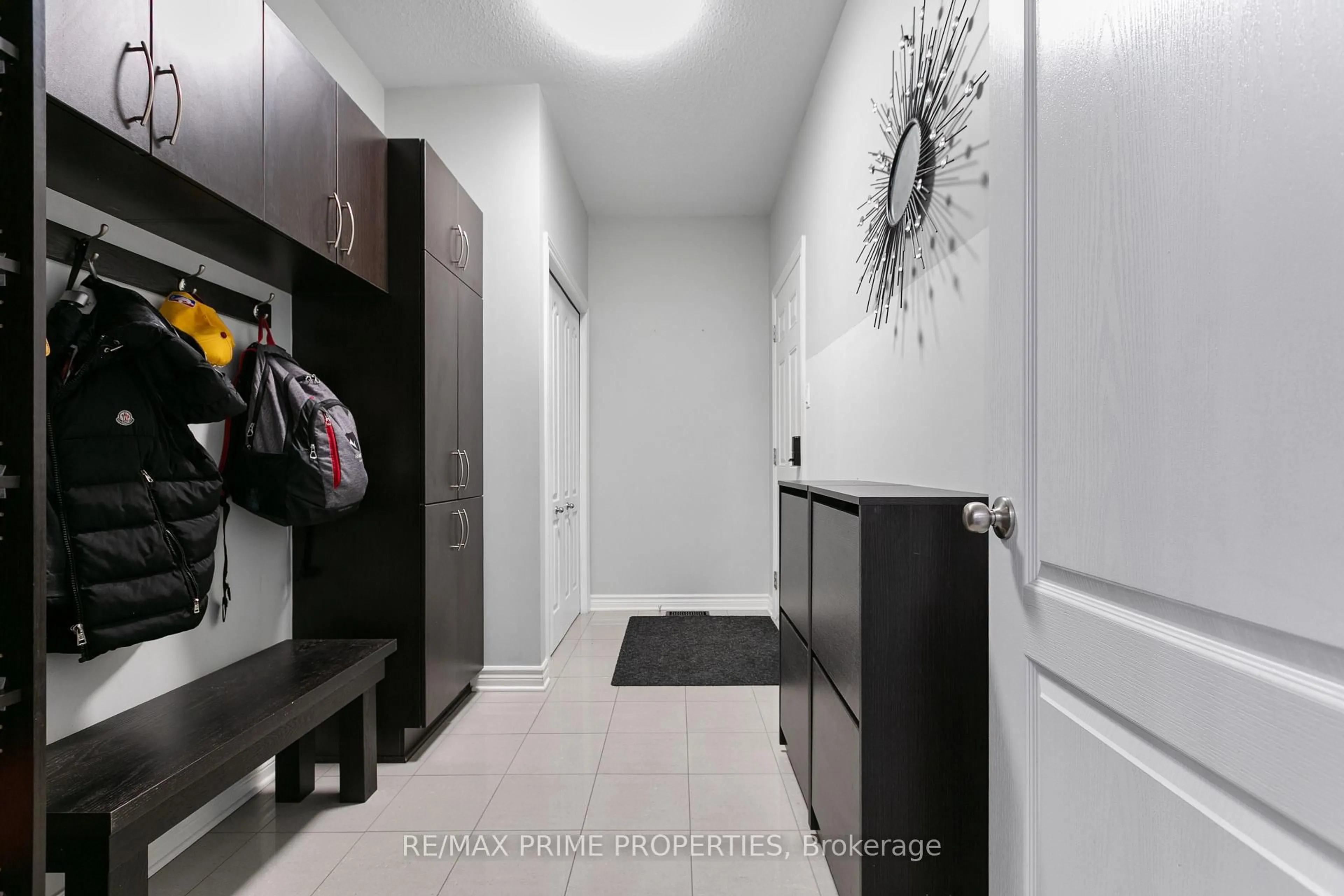 Indoor entryway for 526 Golden Sedge Way, Ottawa Ontario K1T 0G3