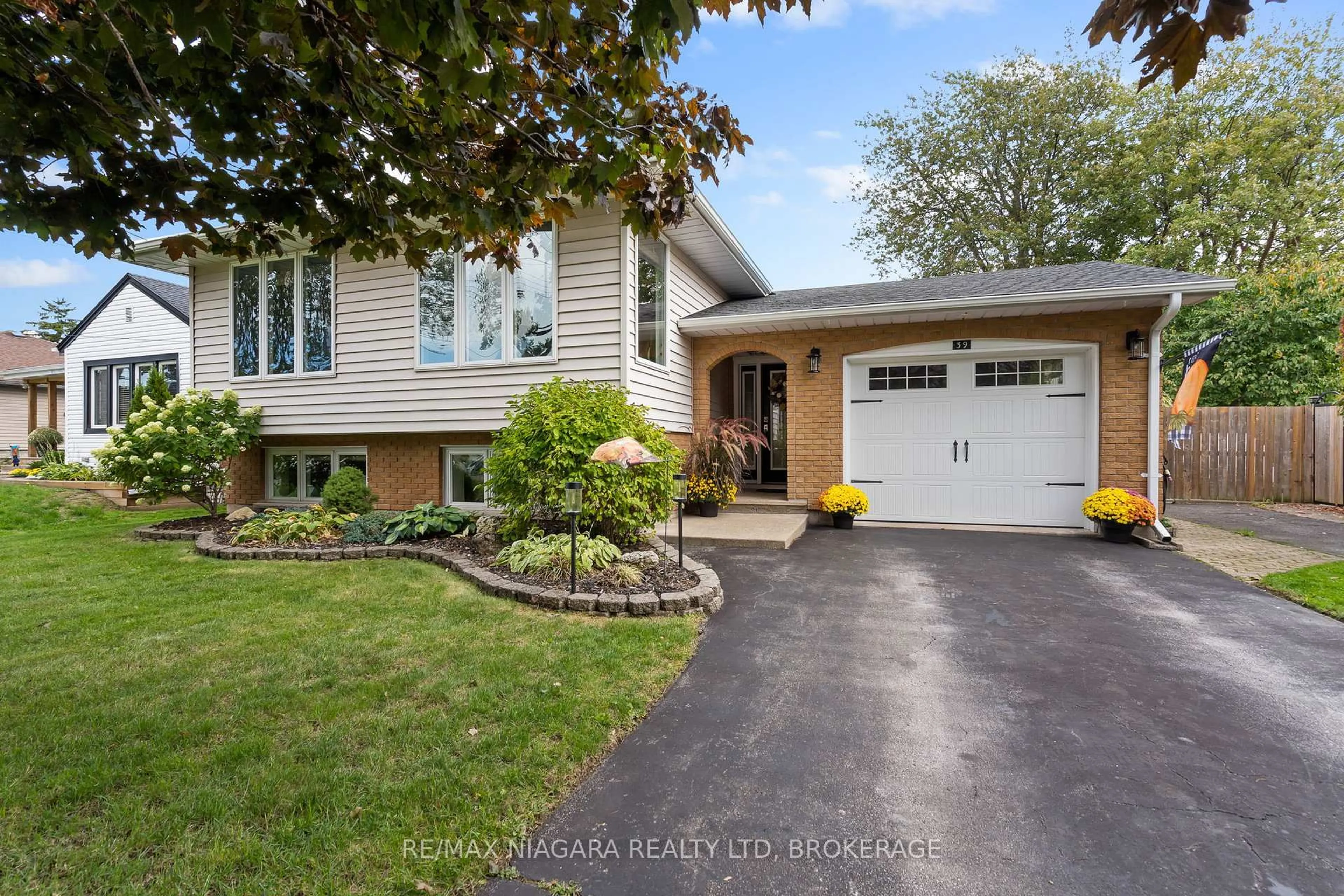 Home with brick exterior material, street for 39 Rosemount Ave, Port Colborne Ontario L3K 5P8