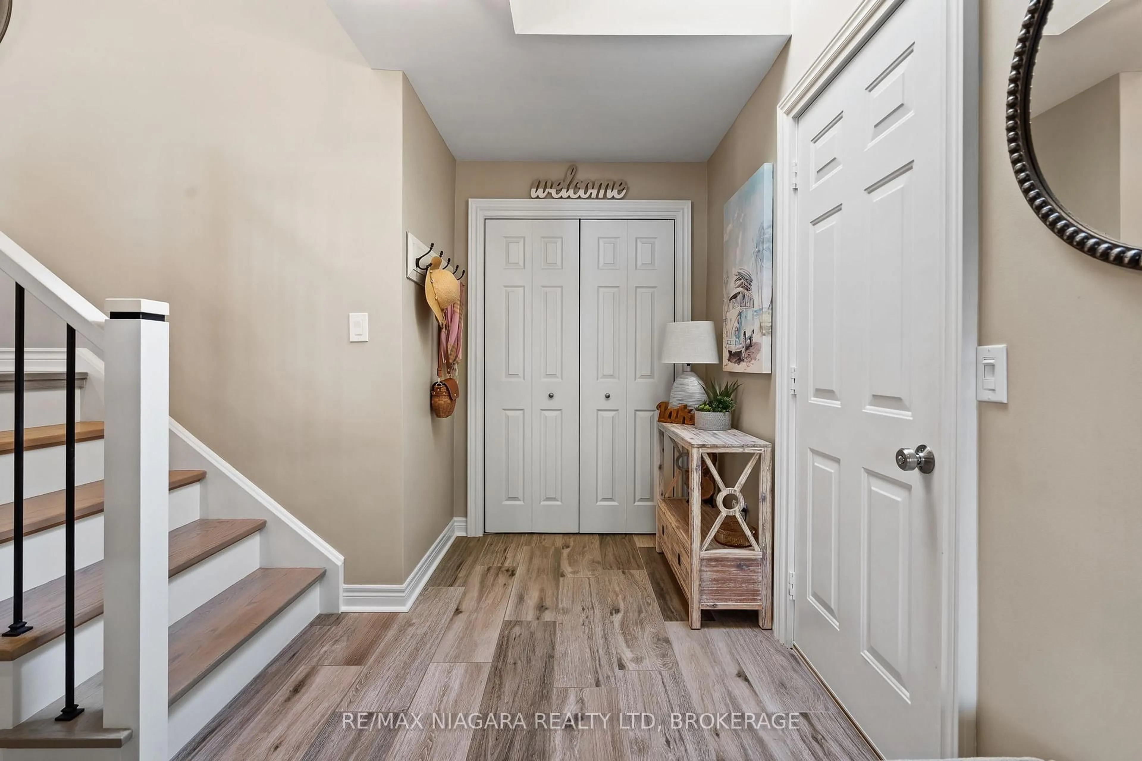 Indoor entryway for 39 Rosemount Ave, Port Colborne Ontario L3K 5P8