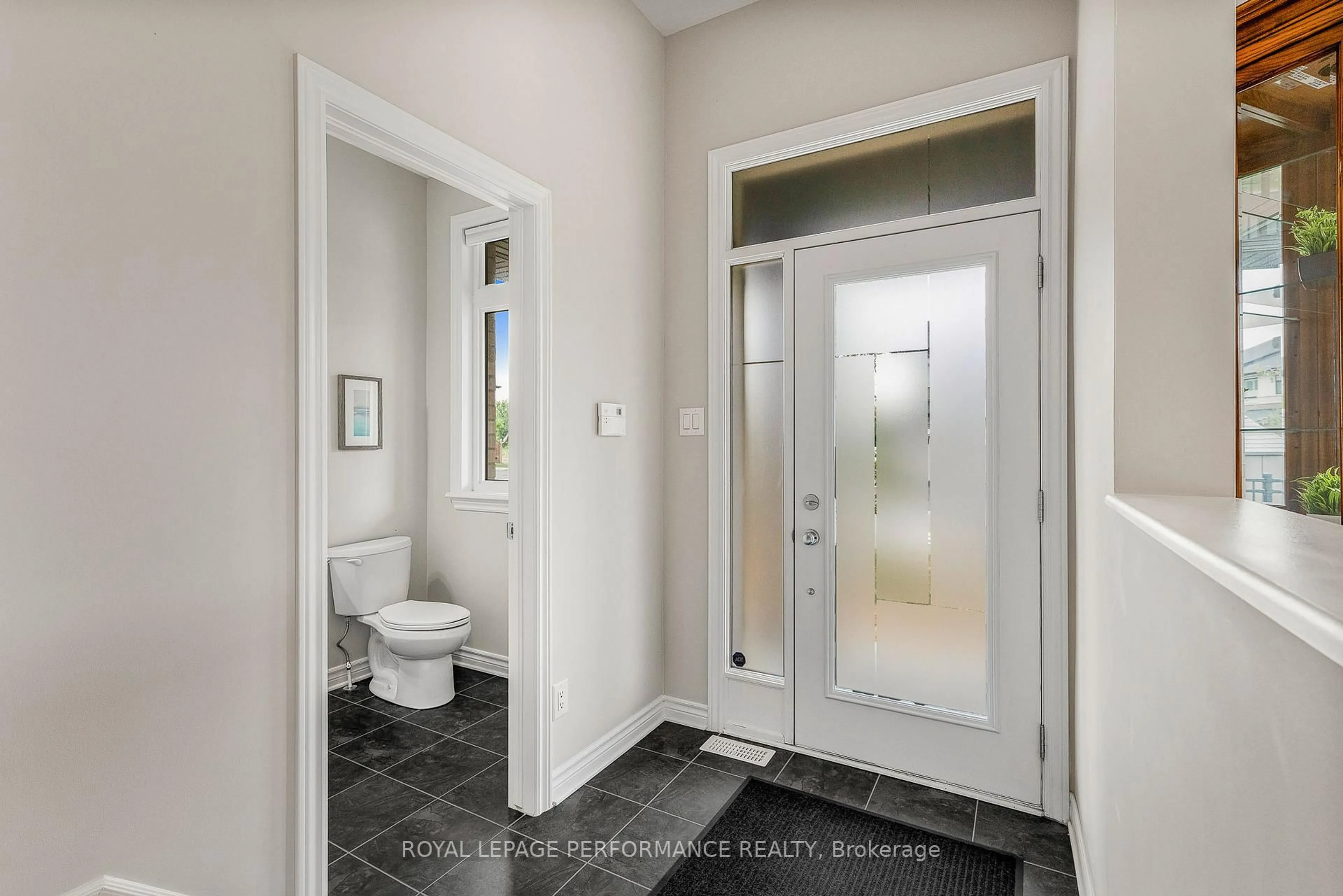 Indoor entryway for 328 Ballinville Circ, Ottawa Ontario K4M 0C4