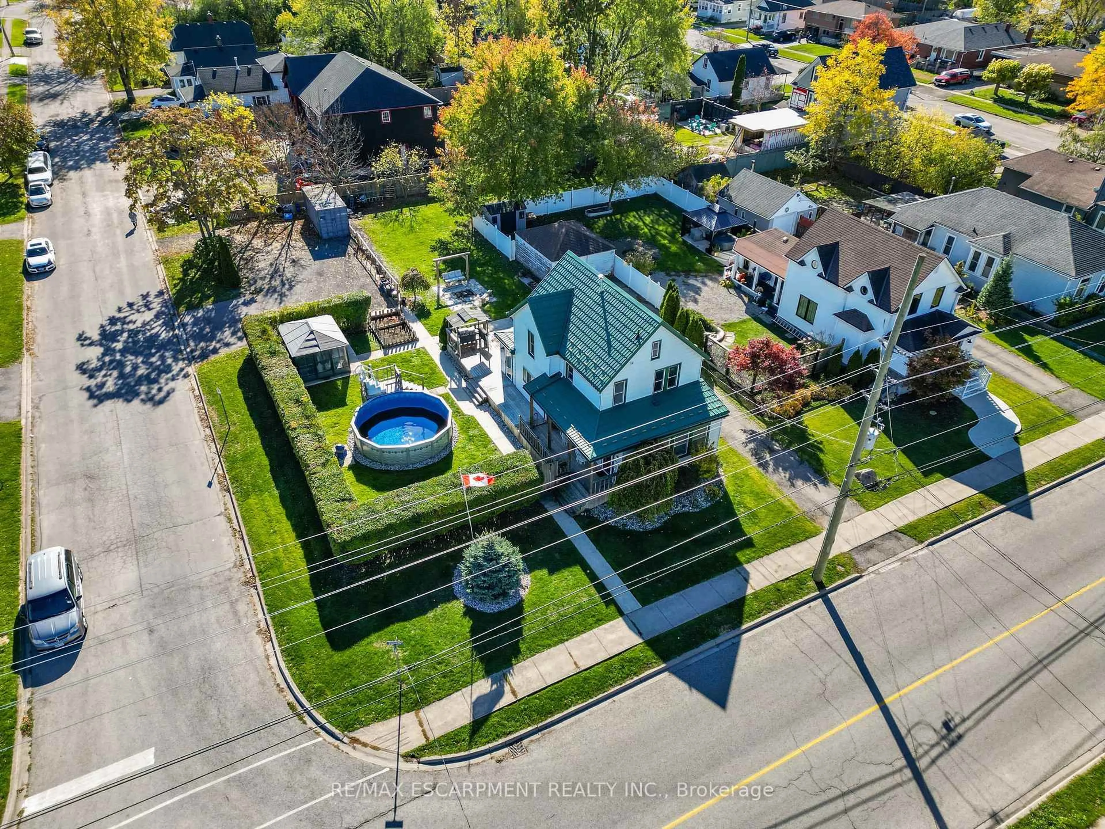 A pic from outside/outdoor area/front of a property/back of a property/a pic from drone, street for 261 Gilmore Rd, Fort Erie Ontario L2A 2M6