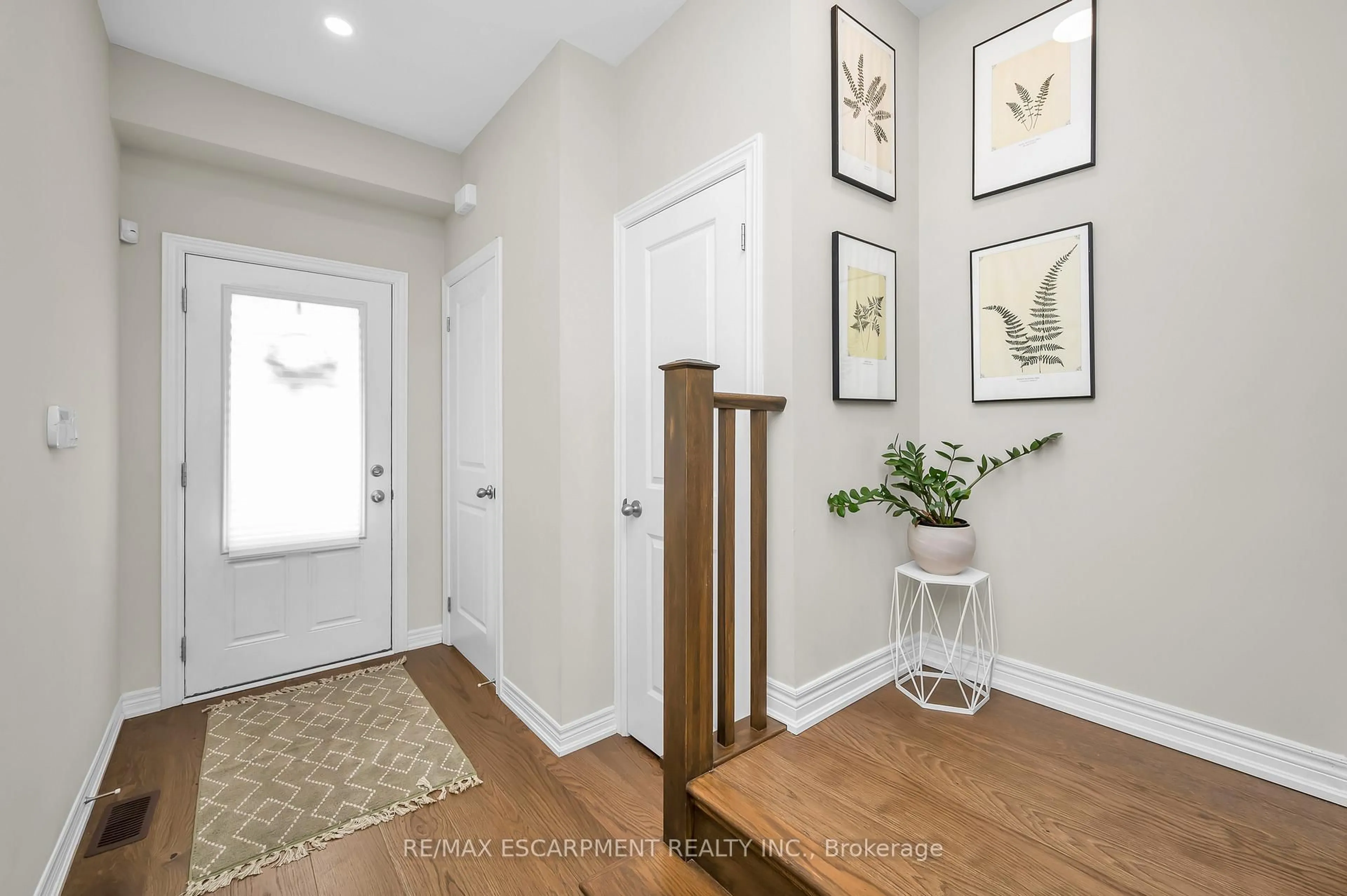 Indoor entryway for 17 Arietta Lane, Hamilton Ontario L8E 0K7