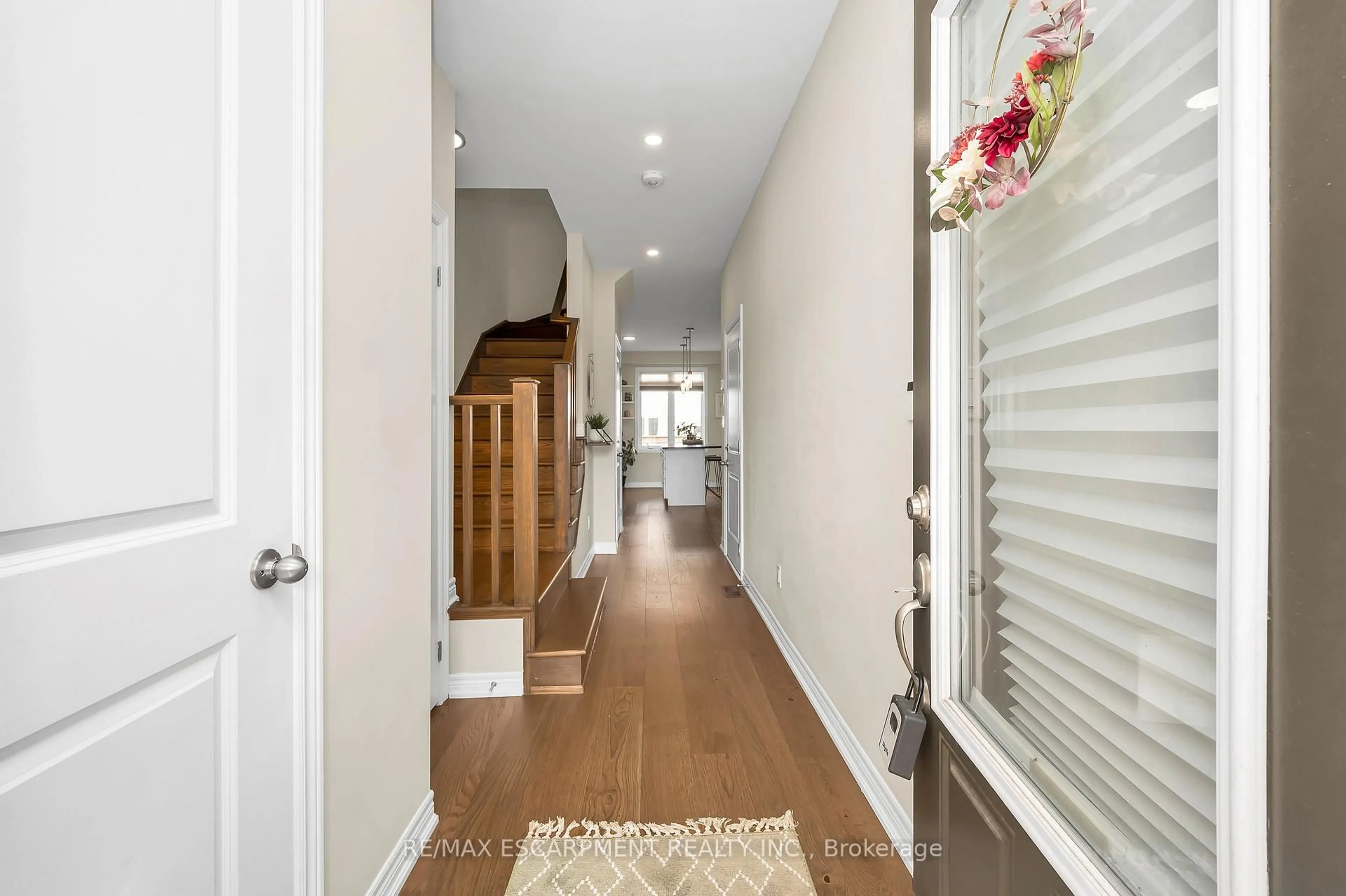 Indoor entryway for 17 Arietta Lane, Hamilton Ontario L8E 0K7