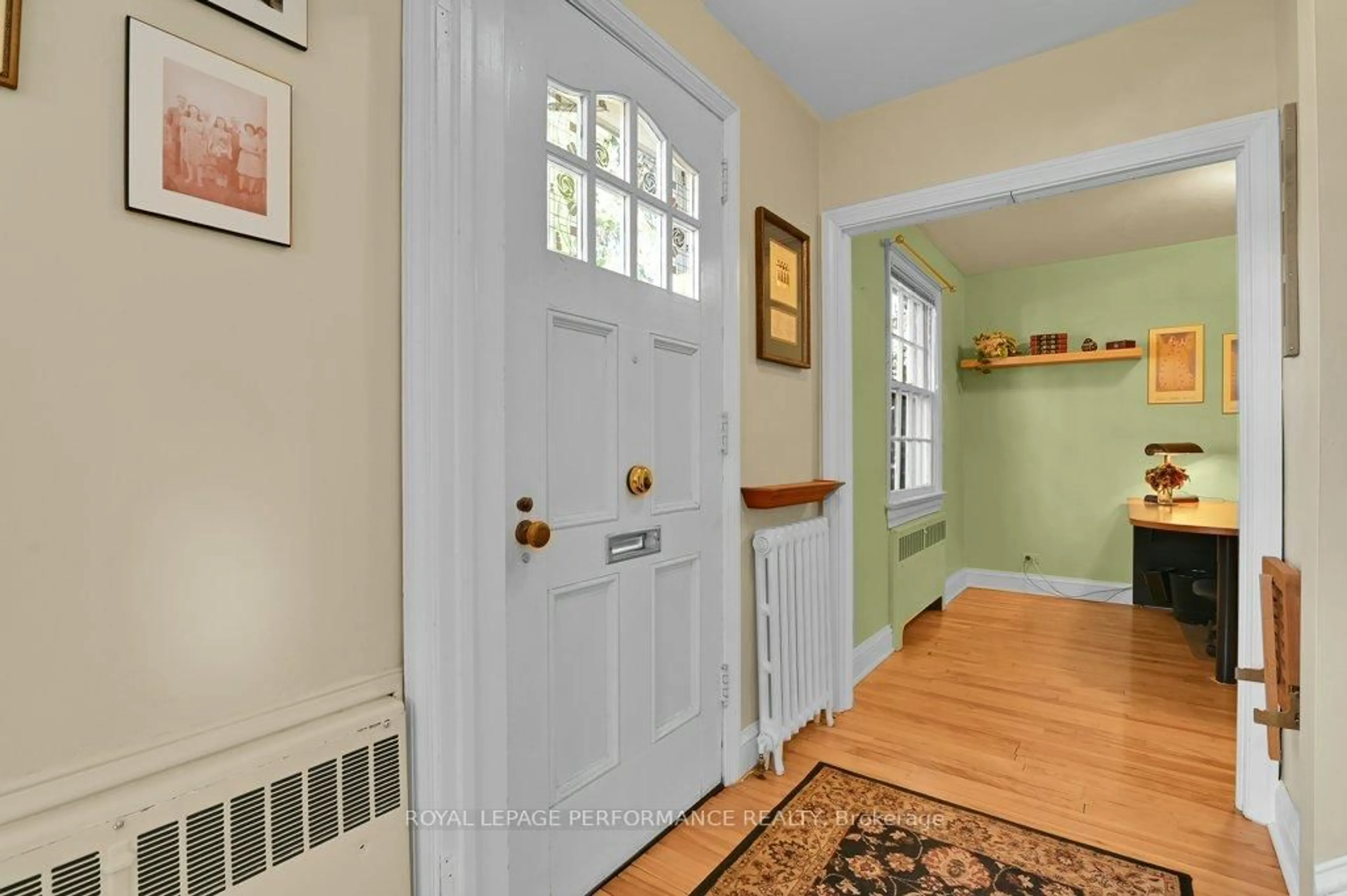 Indoor entryway for 250 Fourth Ave, Ottawa Ontario K1S 2M1