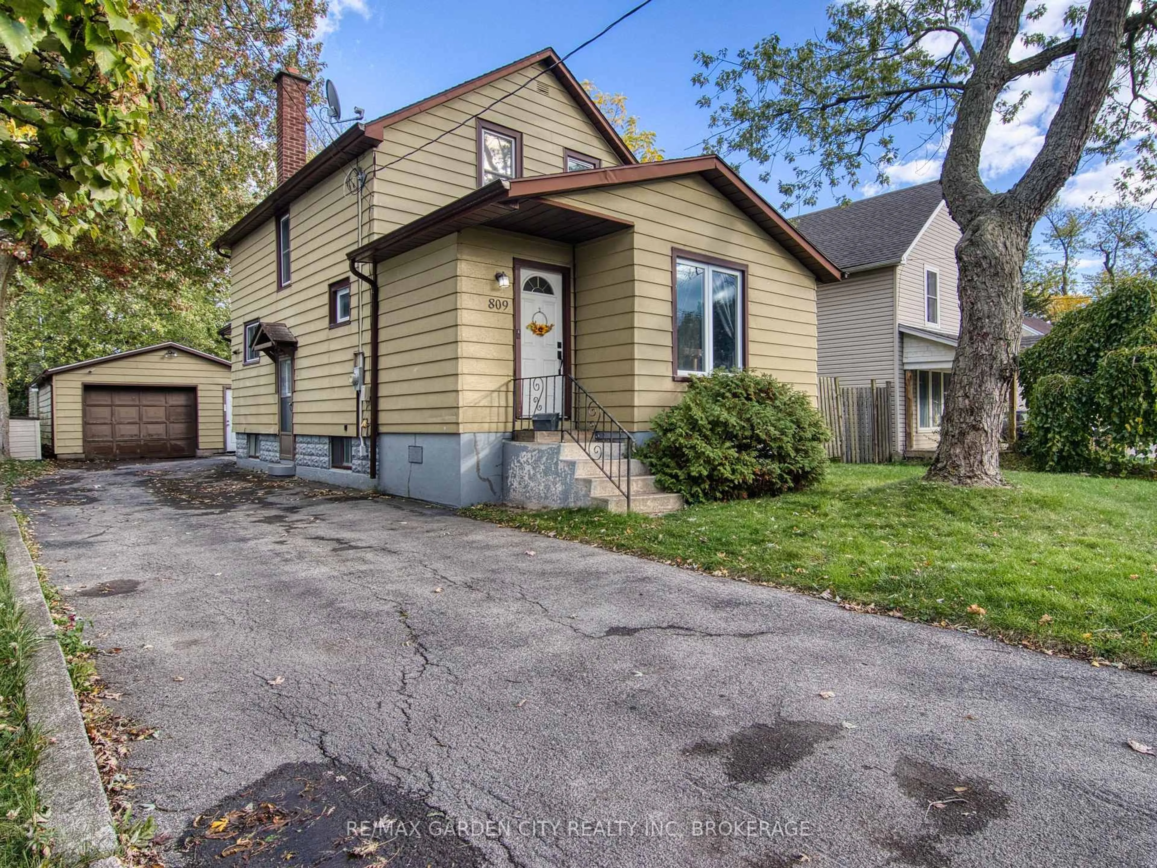 A pic from outside/outdoor area/front of a property/back of a property/a pic from drone, street for 809 Steele St, Port Colborne Ontario L3K 4Z5